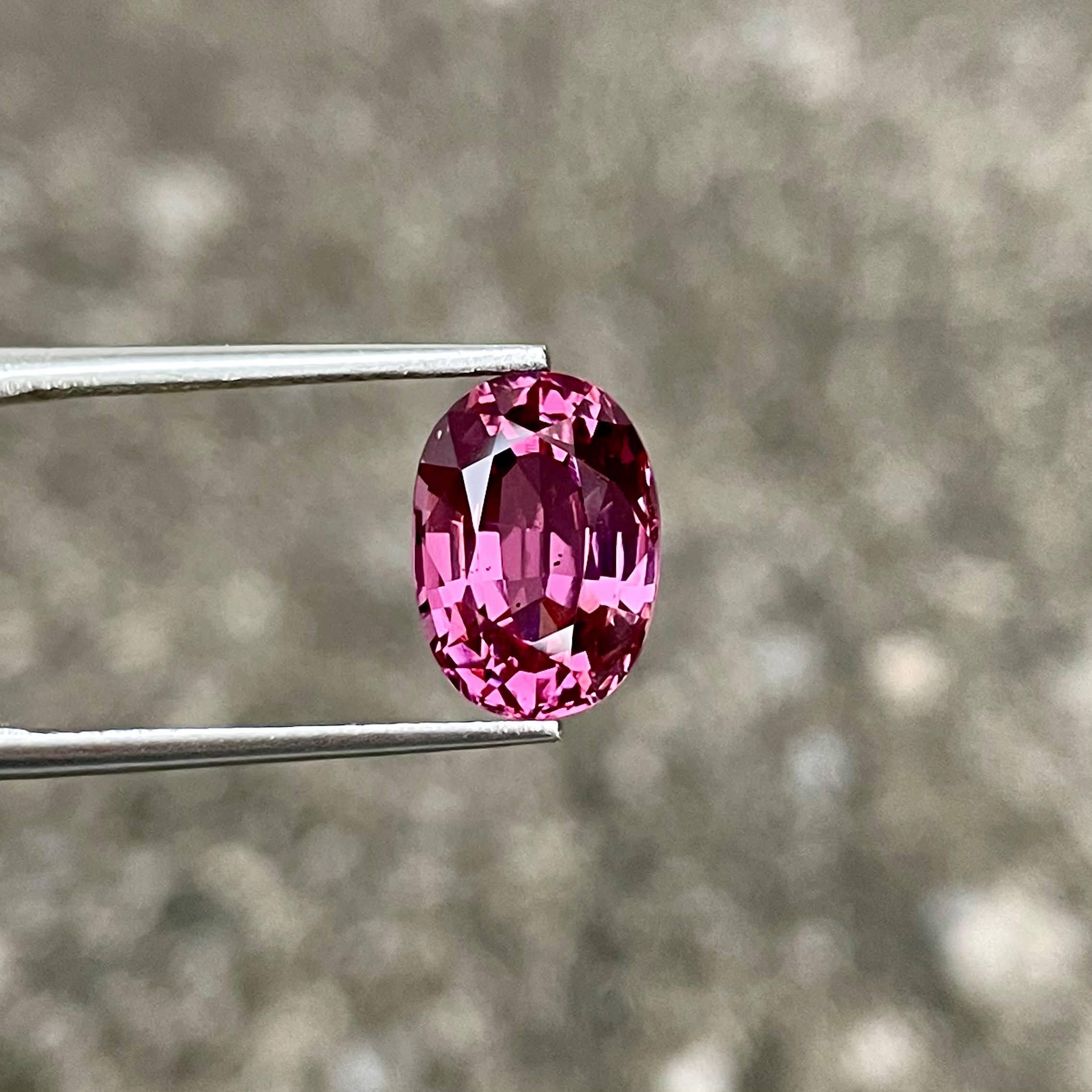 Taglio ovale Gemma certificata con taglio ovale di spinello rosa fluorescente da 4,69 carati proveniente dal Tagikistan in vendita