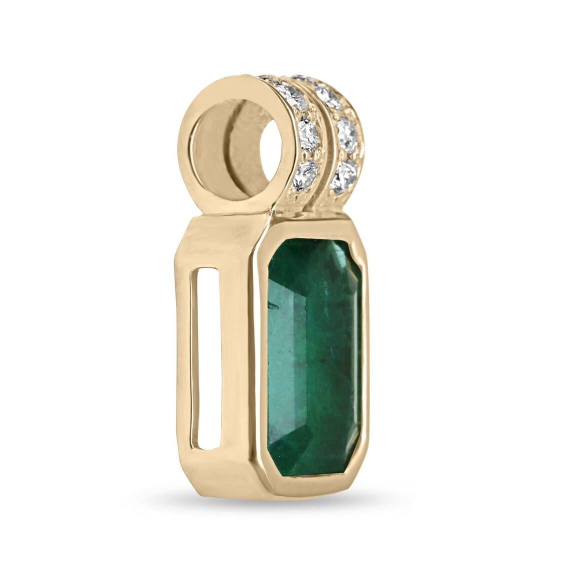 4,69 tcw 18K Dunkelgrüner Smaragd & Diamant Anhänger, Smaragdschliff Lünette gesetzt (Moderne) im Angebot