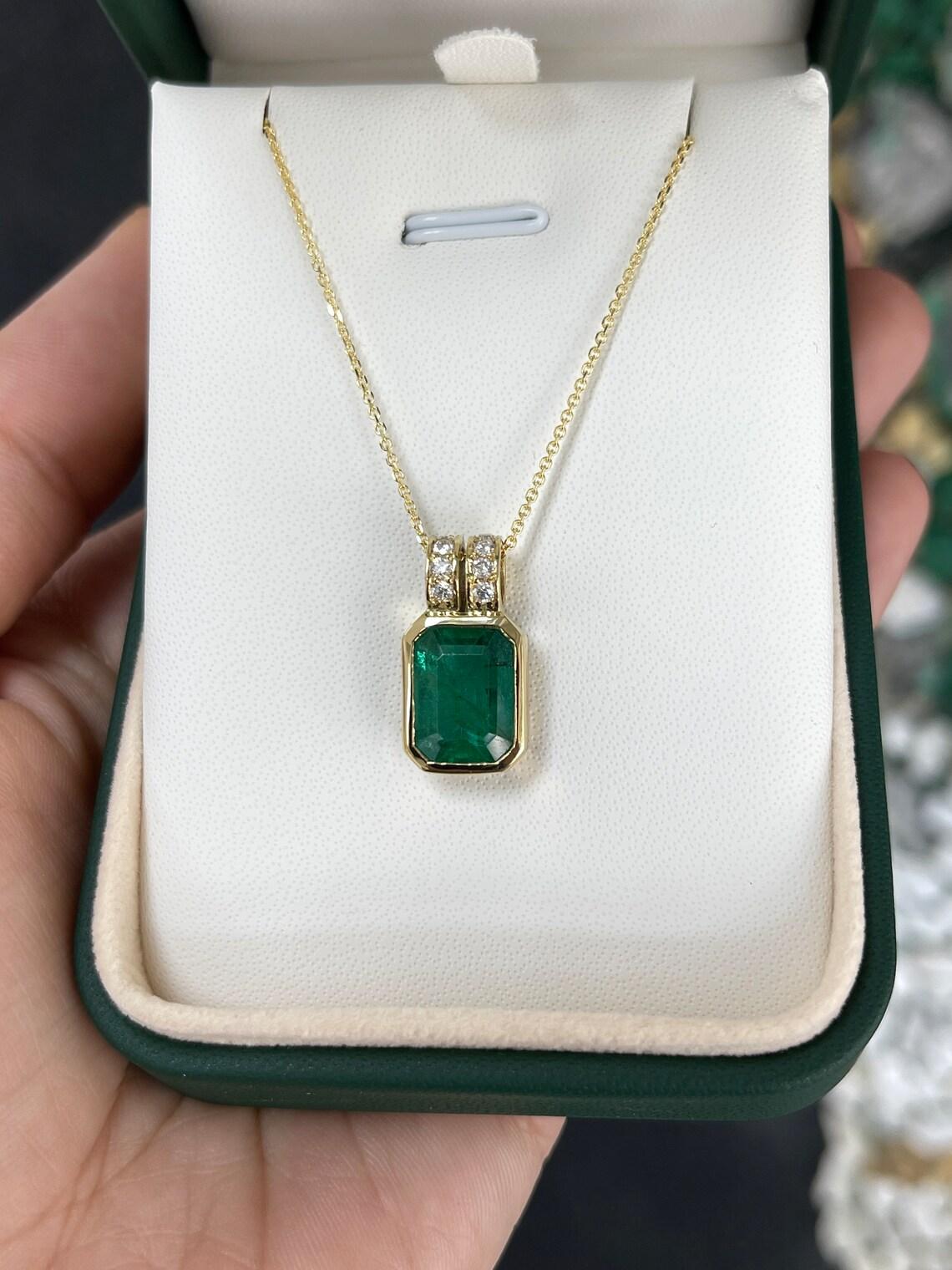 4,69 tcw 18K Dunkelgrüner Smaragd & Diamant Anhänger, Smaragdschliff Lünette gesetzt im Zustand „Neu“ im Angebot in Jupiter, FL