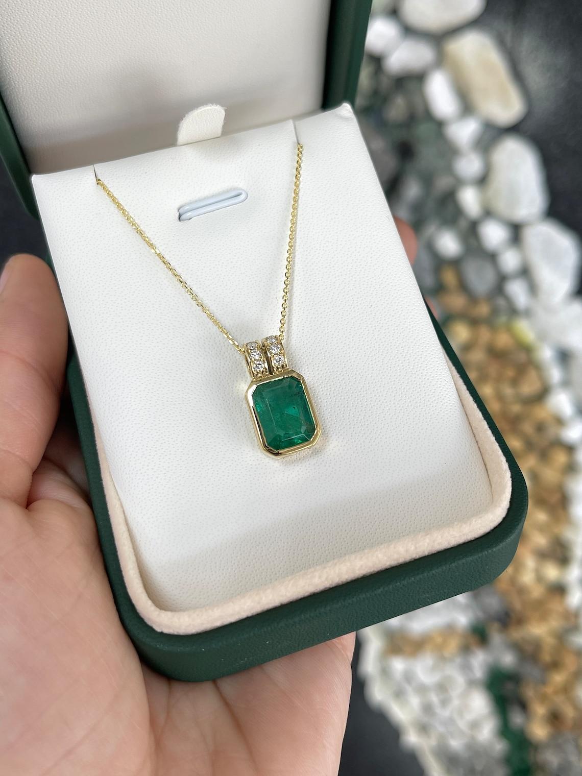 4,69 tcw 18K Dunkelgrüner Smaragd & Diamant Anhänger, Smaragdschliff Lünette gesetzt Damen im Angebot