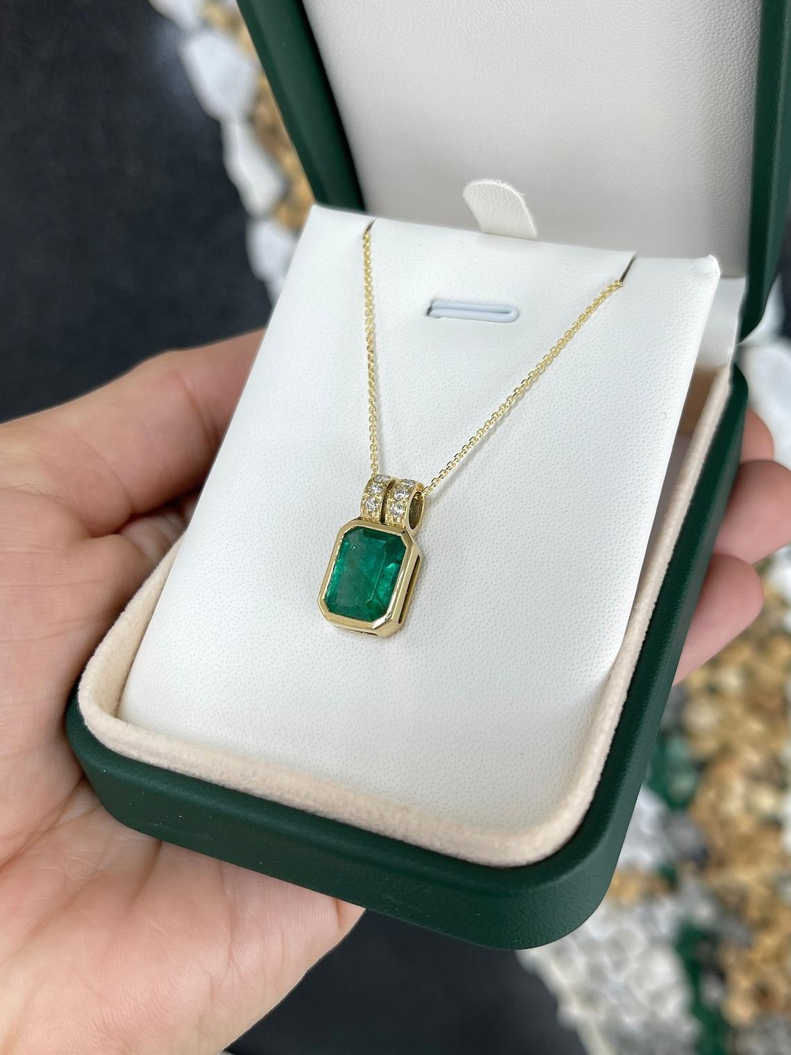 4,69 tcw 18K Dunkelgrüner Smaragd & Diamant Anhänger, Smaragdschliff Lünette gesetzt im Angebot 1