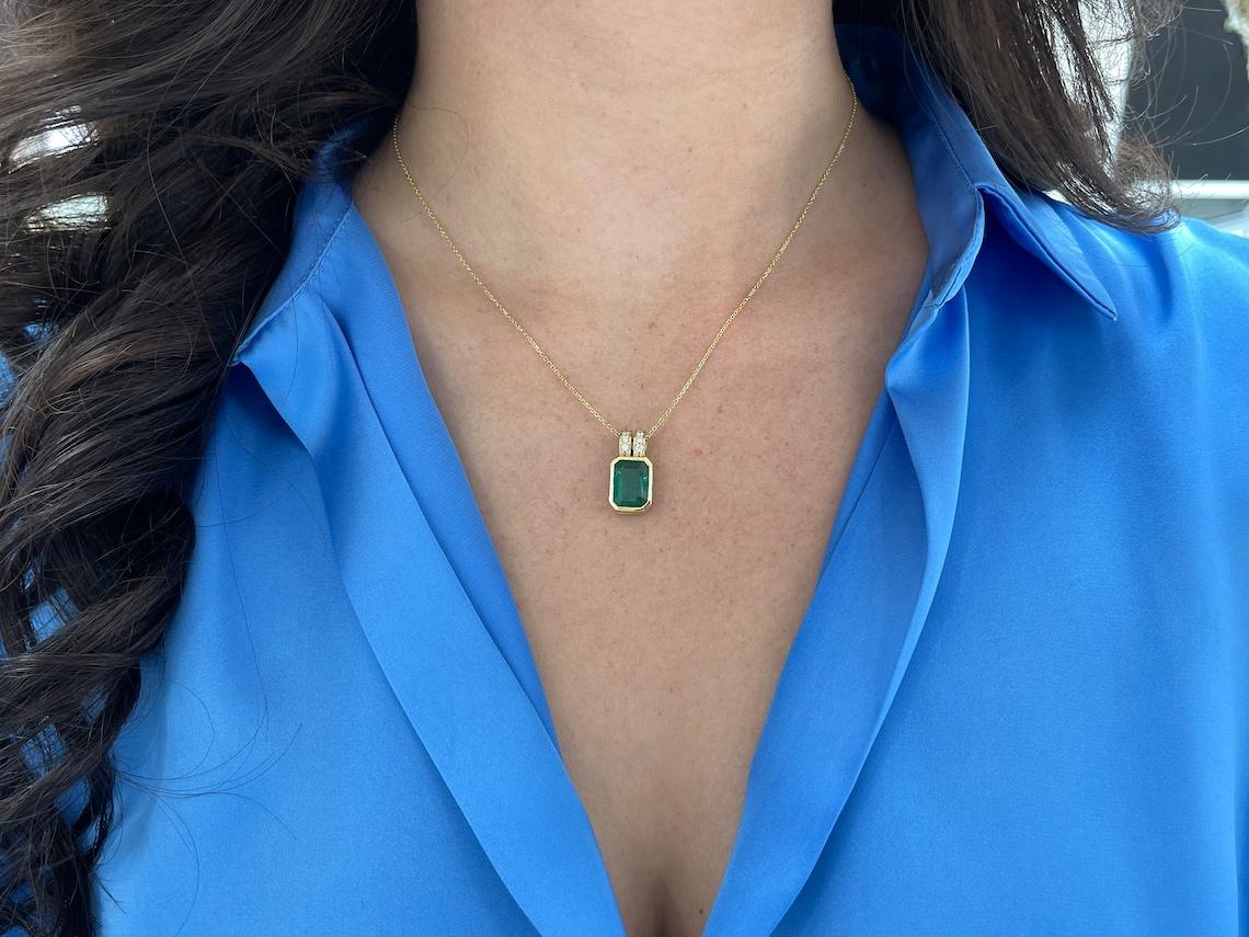 4,69 tcw 18K Dunkelgrüner Smaragd & Diamant Anhänger, Smaragdschliff Lünette gesetzt im Angebot 2