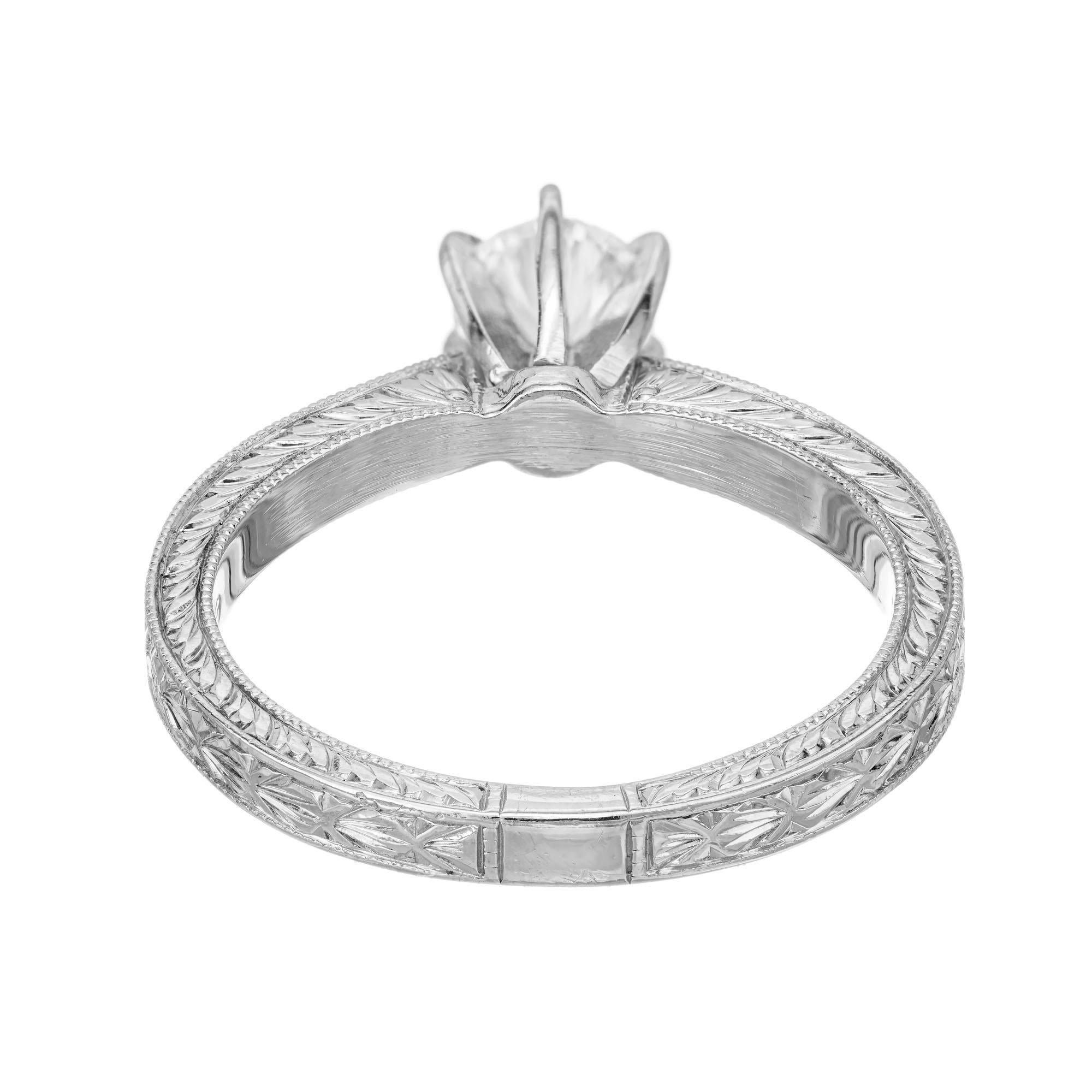 Bague de fiançailles en platine sertie de diamants de 0,46 carat, gravée à la main et sertie en pavé en vente 1