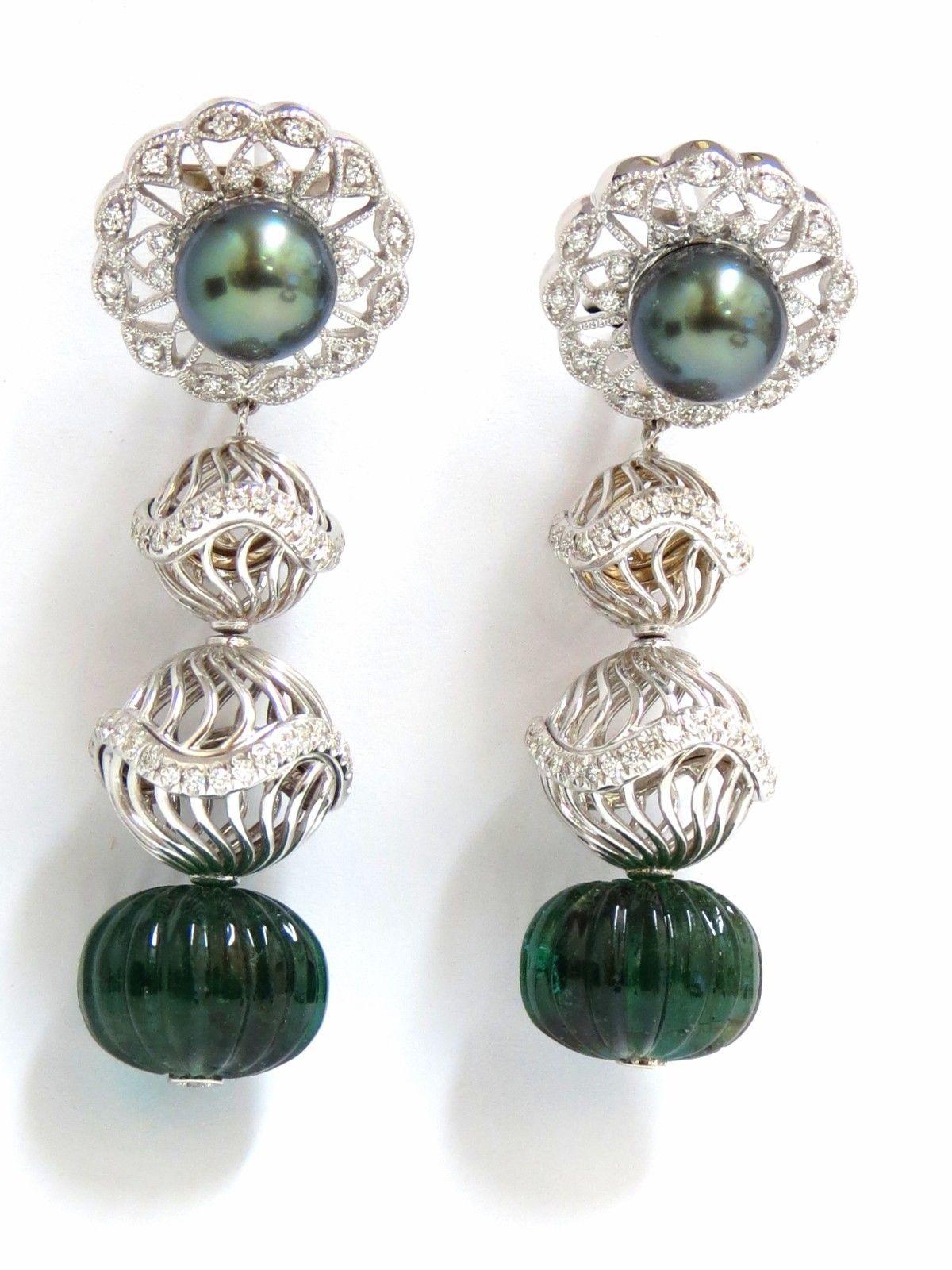 Pendants d'oreilles en or 18 carats avec émeraudes naturelles et diamants en forme de paon et perles de Tahiti de 46 carats Unisexe en vente
