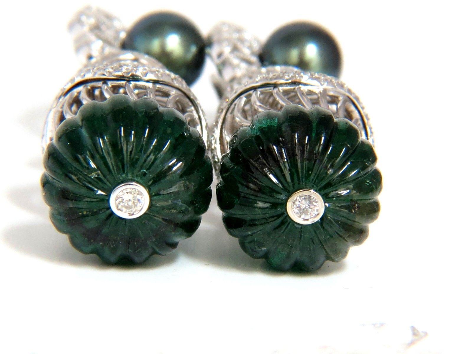 Pendants d'oreilles en or 18 carats avec émeraudes naturelles et diamants en forme de paon et perles de Tahiti de 46 carats en vente 1