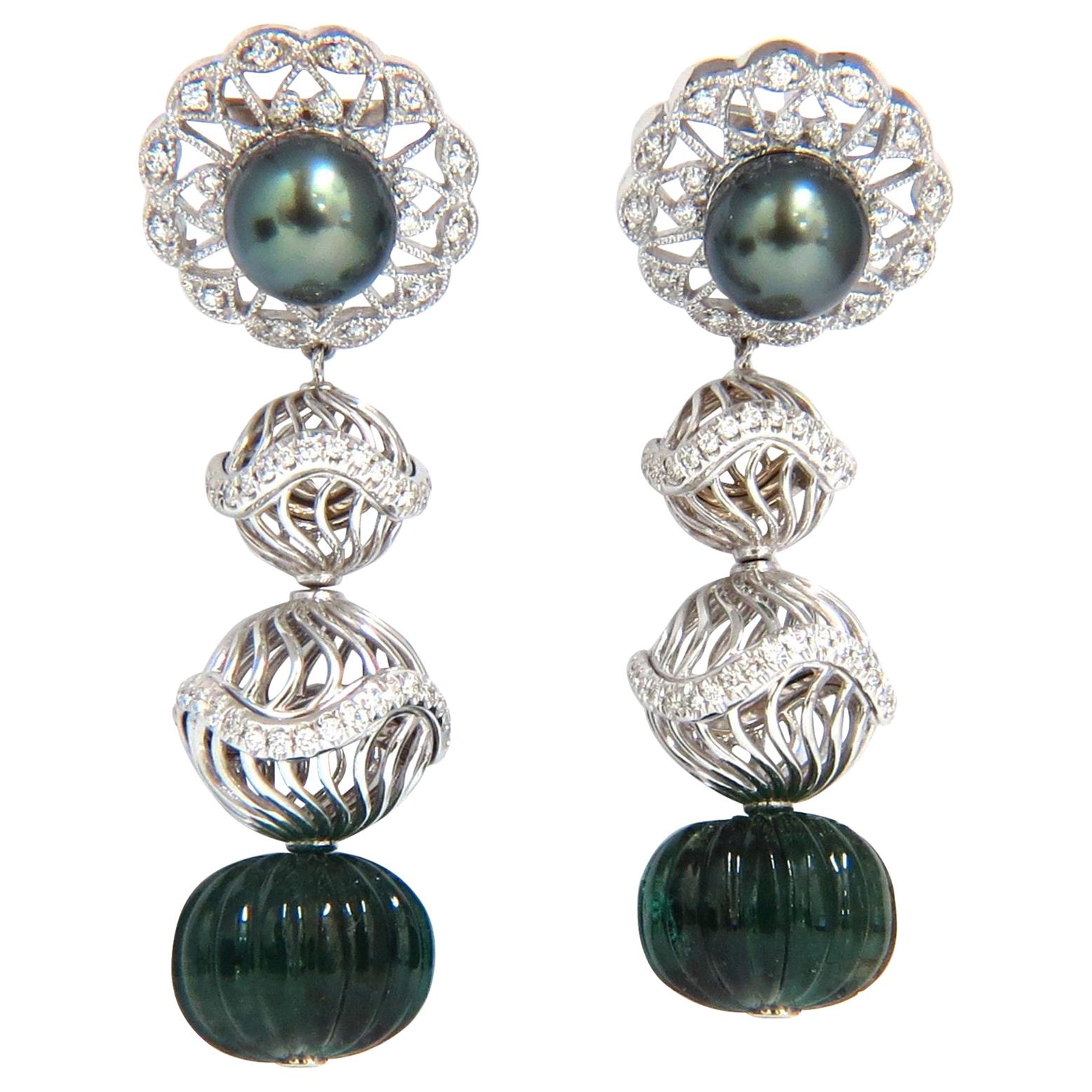 Pendants d'oreilles en or 18 carats avec émeraudes naturelles et diamants en forme de paon et perles de Tahiti de 46 carats