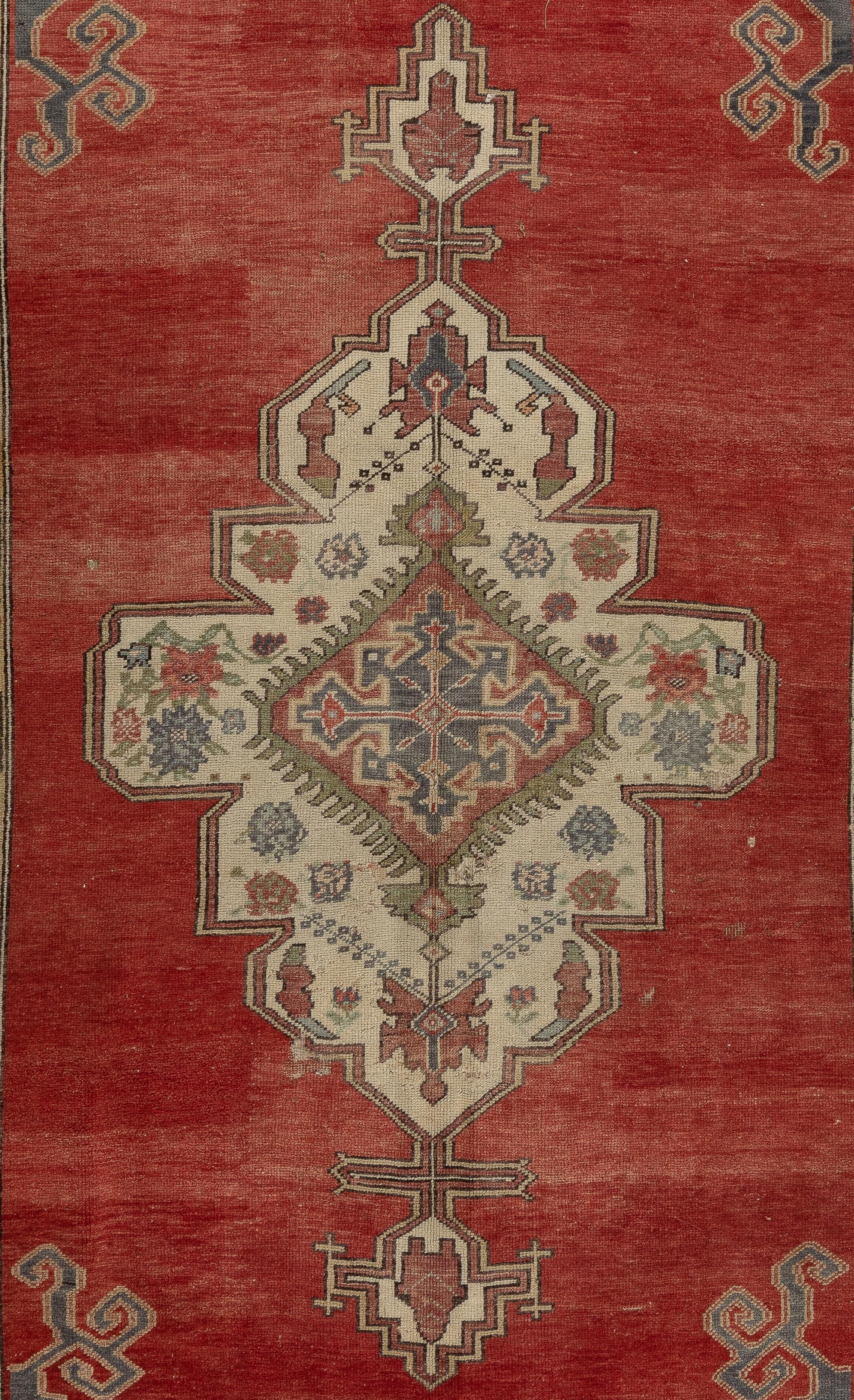 Tapis de village turc vintage à motif géométrique en médaillon. Mesures : 4.6 x 11 ft.
Le tapis est noué à la main avec de la laine de mouton naturelle, a des poils moyens doux, est en bon état et robuste. Sa palette de couleurs douces et chaudes a