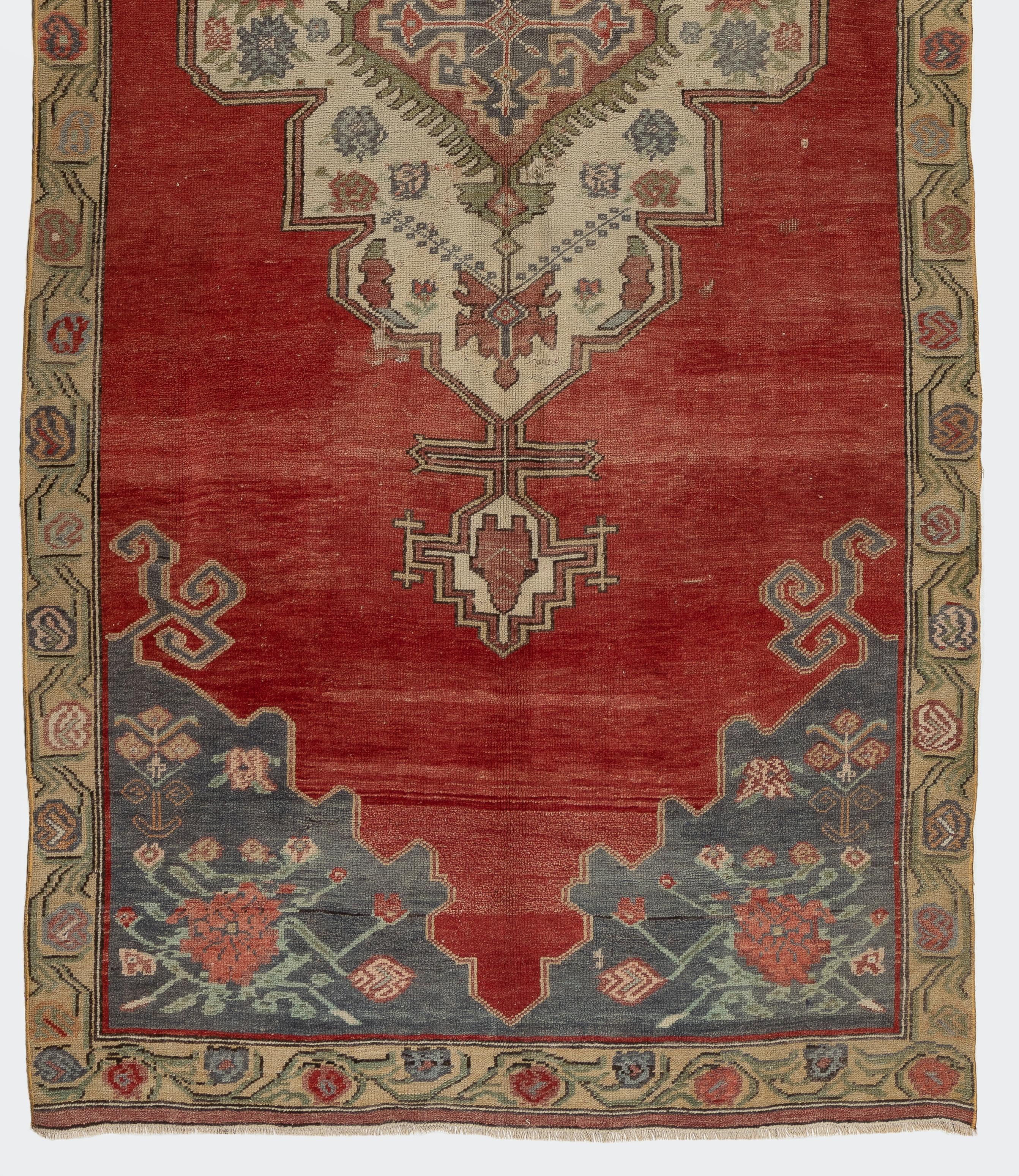 Tribal Tapis vintage en laine traditionnelle d'Anatolie centrale fait à la main rouge 4,6x11 m en vente