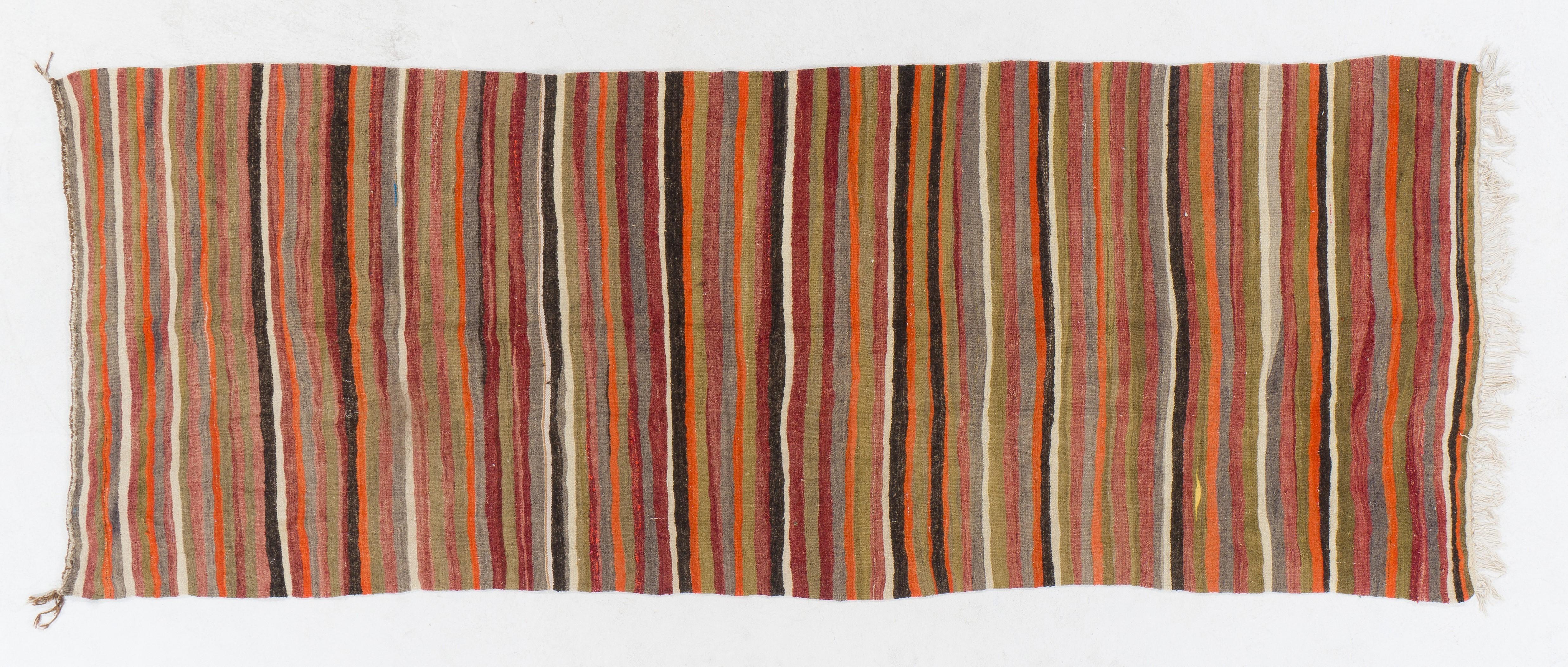 4,5x11.3 Ft Nomadic-Kelim-Läufer, 100 % handgesponnener Wolle, mehrfarbiger Teppich mit Bändern im Zustand „Gut“ im Angebot in Spring Valley, NY
