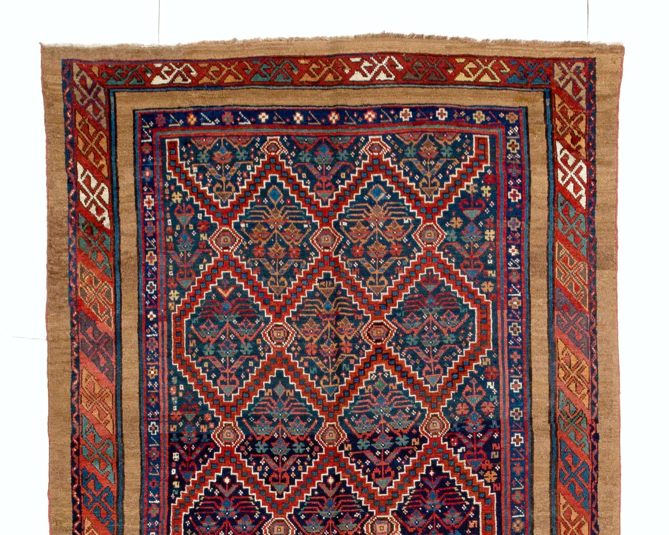 Un fantastique tapis de course en poils de chameau et laine de Serab, nord-ouest de la Perse, vers 1875.
Le tapis est fait de poils de laine moyens sur une base de laine. Il est lourd et repose à plat sur le sol, en très bon état et sans problème.