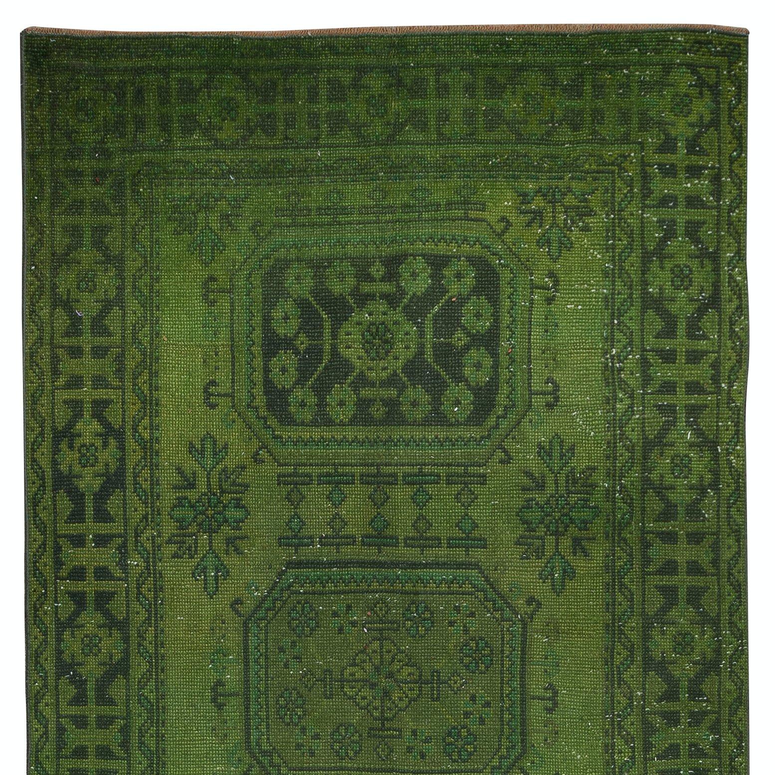 4.6x11.6 Ft Modern Green Corridor Carpet, Handmade Runner, Turkish Hallway Rug In Good Condition For Sale In Philadelphia, PA