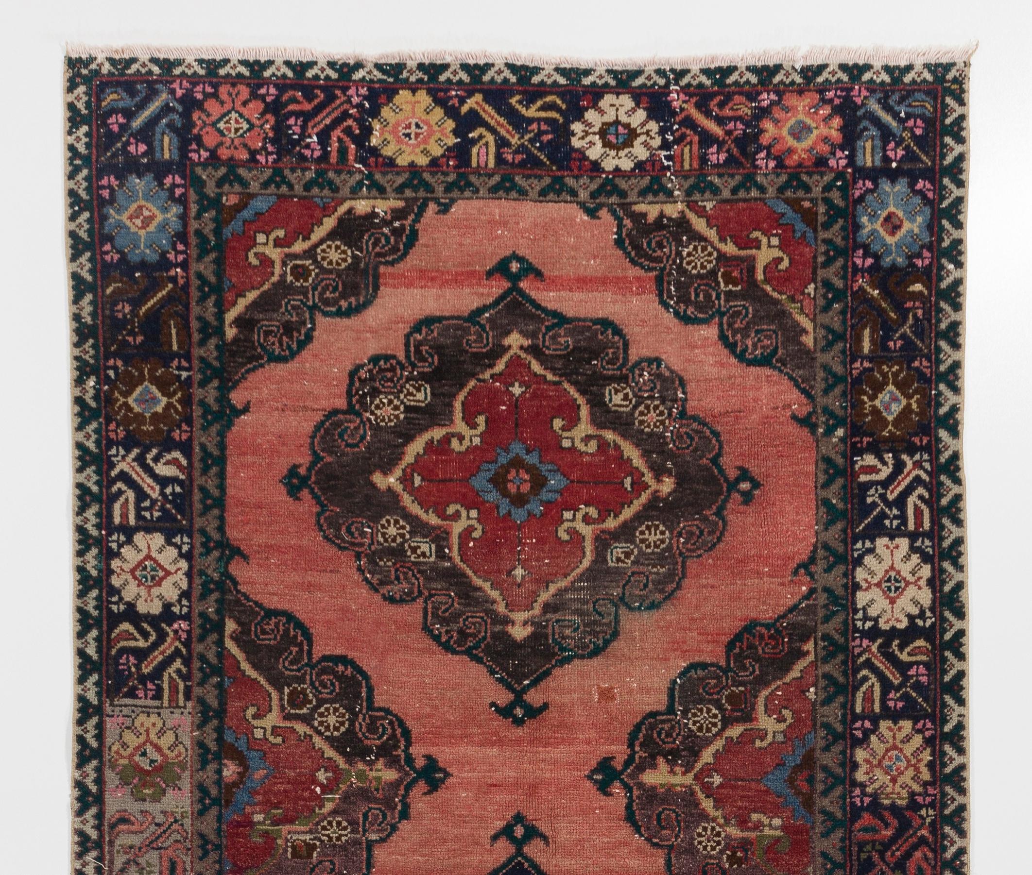 Türkischer Mid-Century-Läufer mit 4,6x12.6 Fuß für Flur. Handgefertigter Corridor-Teppich (Böhmisch) im Angebot