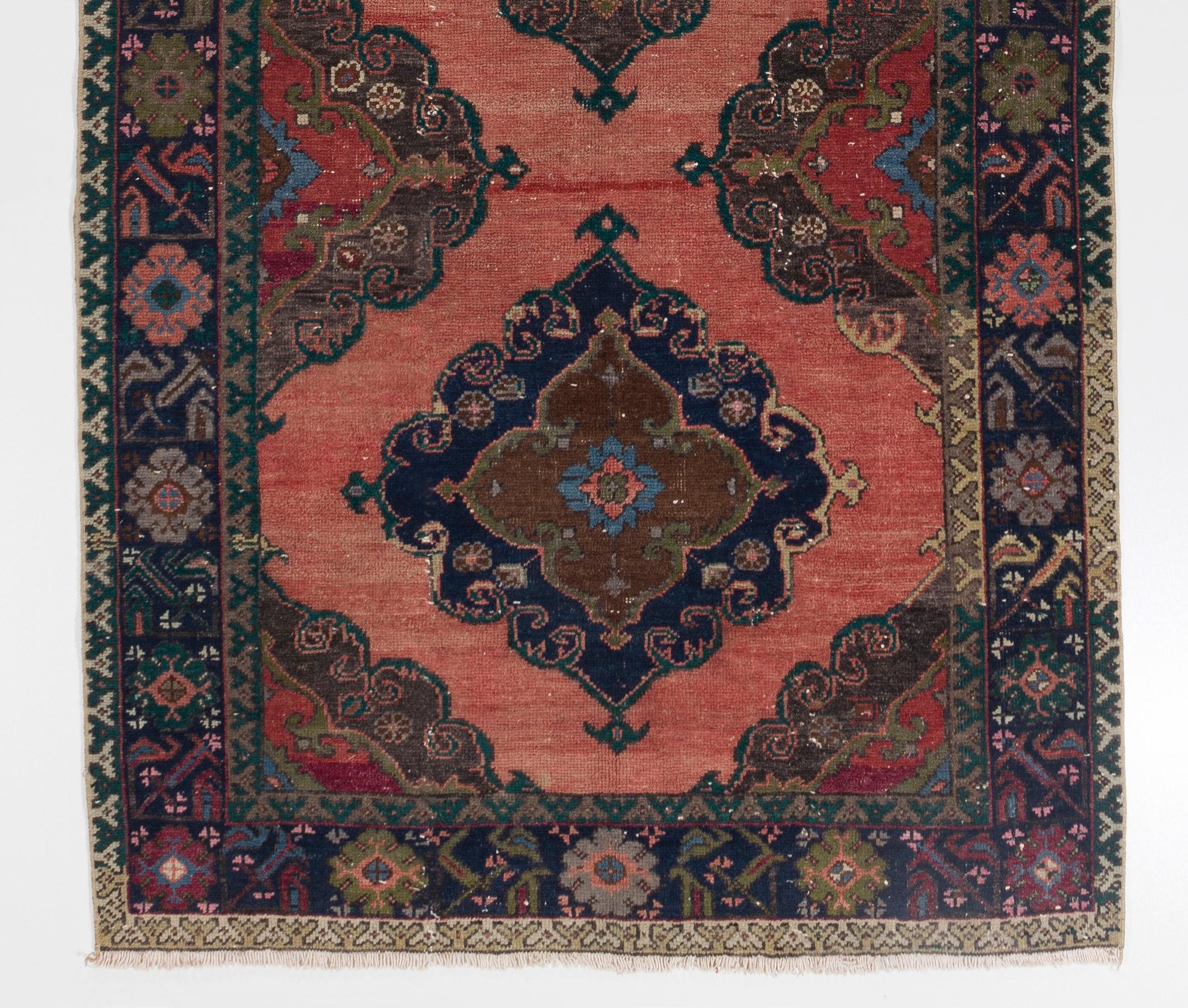 Türkischer Mid-Century-Läufer mit 4,6x12.6 Fuß für Flur. Handgefertigter Corridor-Teppich (Handgeknüpft) im Angebot