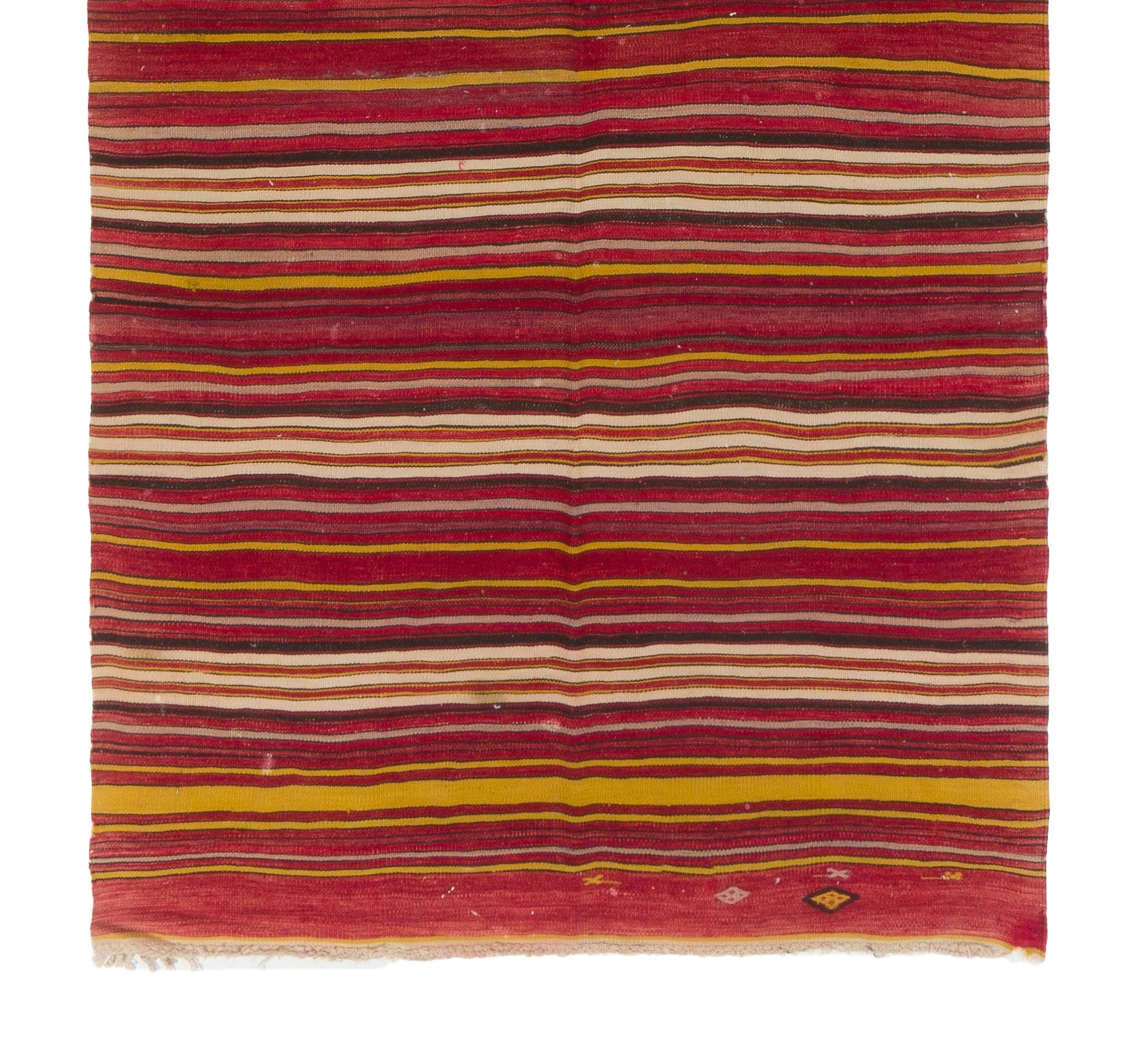 4,6x14.3 Ft Handgefertigter Kelim-Läufer mit bunten Streifen. Roter Vintage-Flurteppich im Zustand „Gut“ im Angebot in Spring Valley, NY