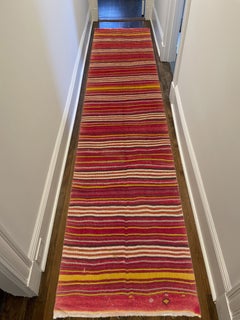 Alfombra Kilim de 4,6 x 14,3 pies hecha a mano con rayas de colores. Alfombra de pasillo roja vintage