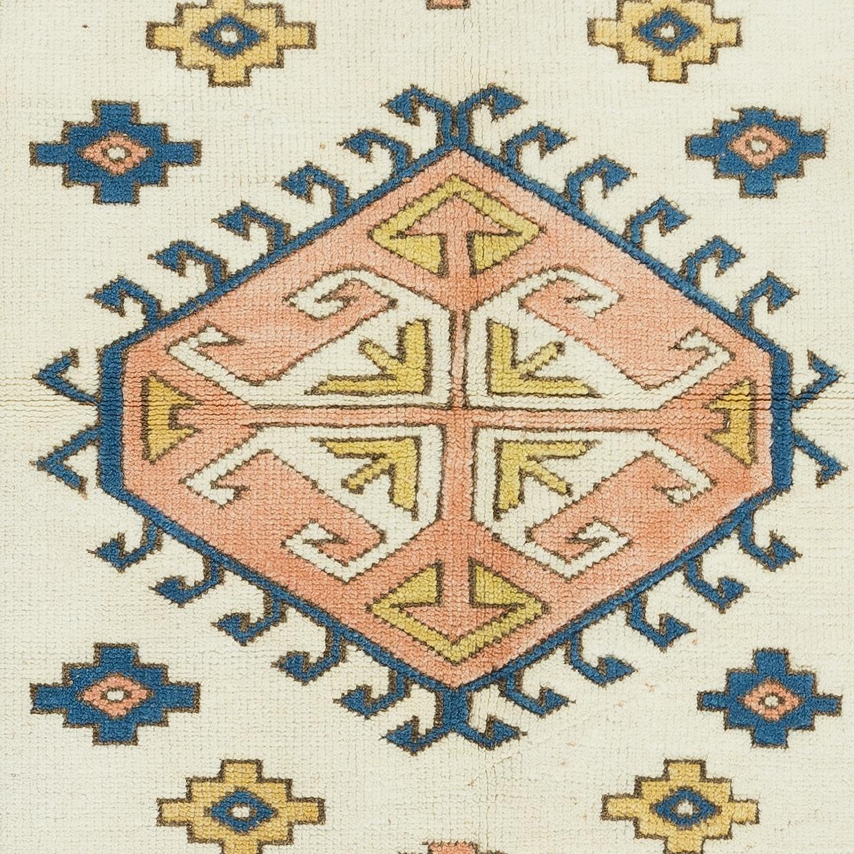 Ein handgeknüpfter zeitgenössischer türkischer Teppich.

Dieser moderne Teppich hat einen gleichmäßigen, mittelhohen Wollflor auf Wollbasis.

Es wird aus erstklassigen handgesponnenen Schafen und natürlichen Farbstoffen hergestellt, d.h. aus