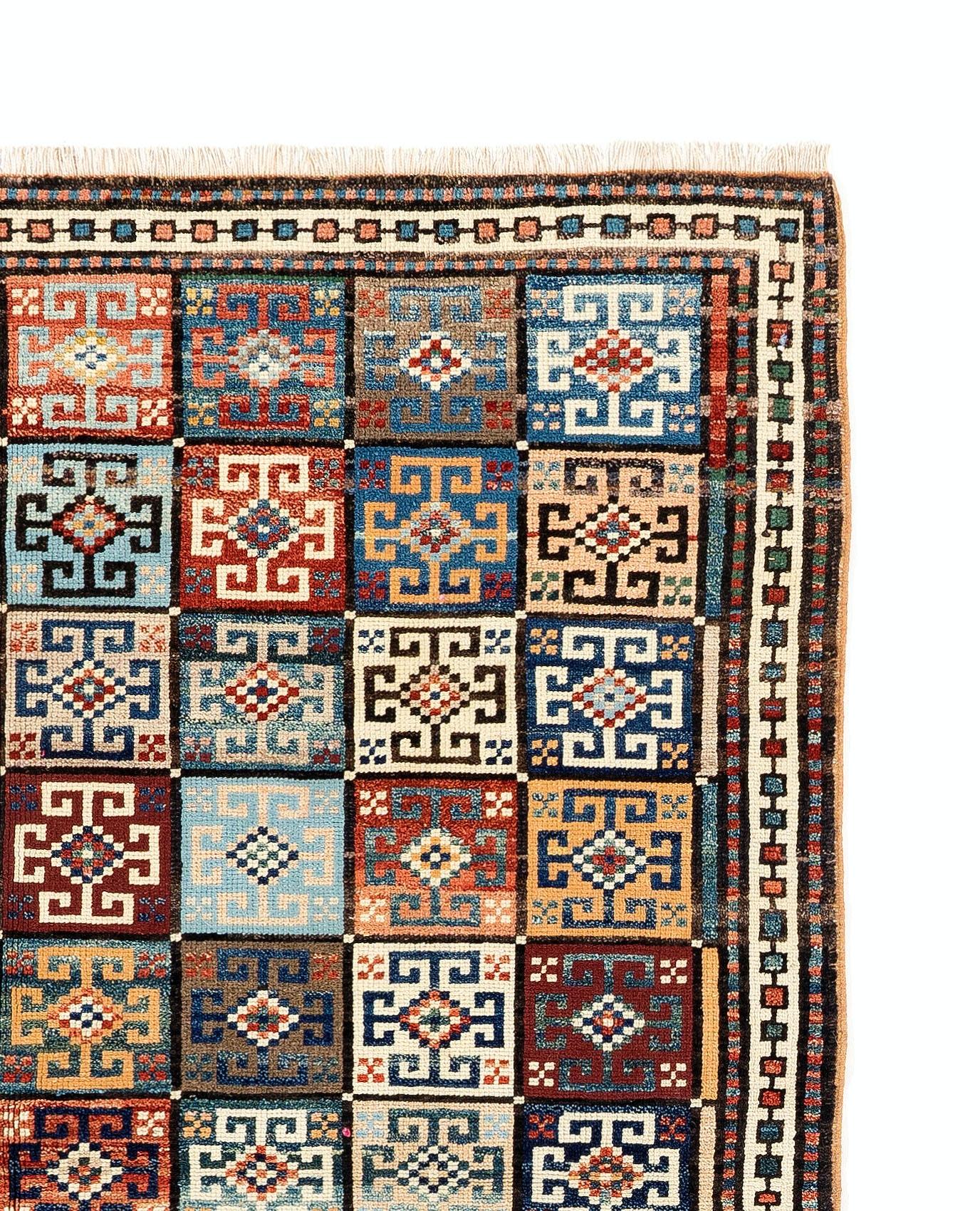Un coloratissimo tappeto annodato a mano proveniente dall'Anatolia centrale con un insolito disegno all-over di 96 caselle quadrate con fiori al loro interno. Misure: 4,6 x 5,6 piedi
Realizzato in 100% lana; tinto con fiori, radici e piante e filato
