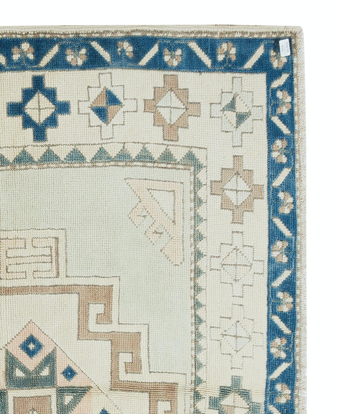 Hand-Woven 4.6x5.7 Ft Vintage Handmade Turkish Accent Rug, 100% Wool For Sale
