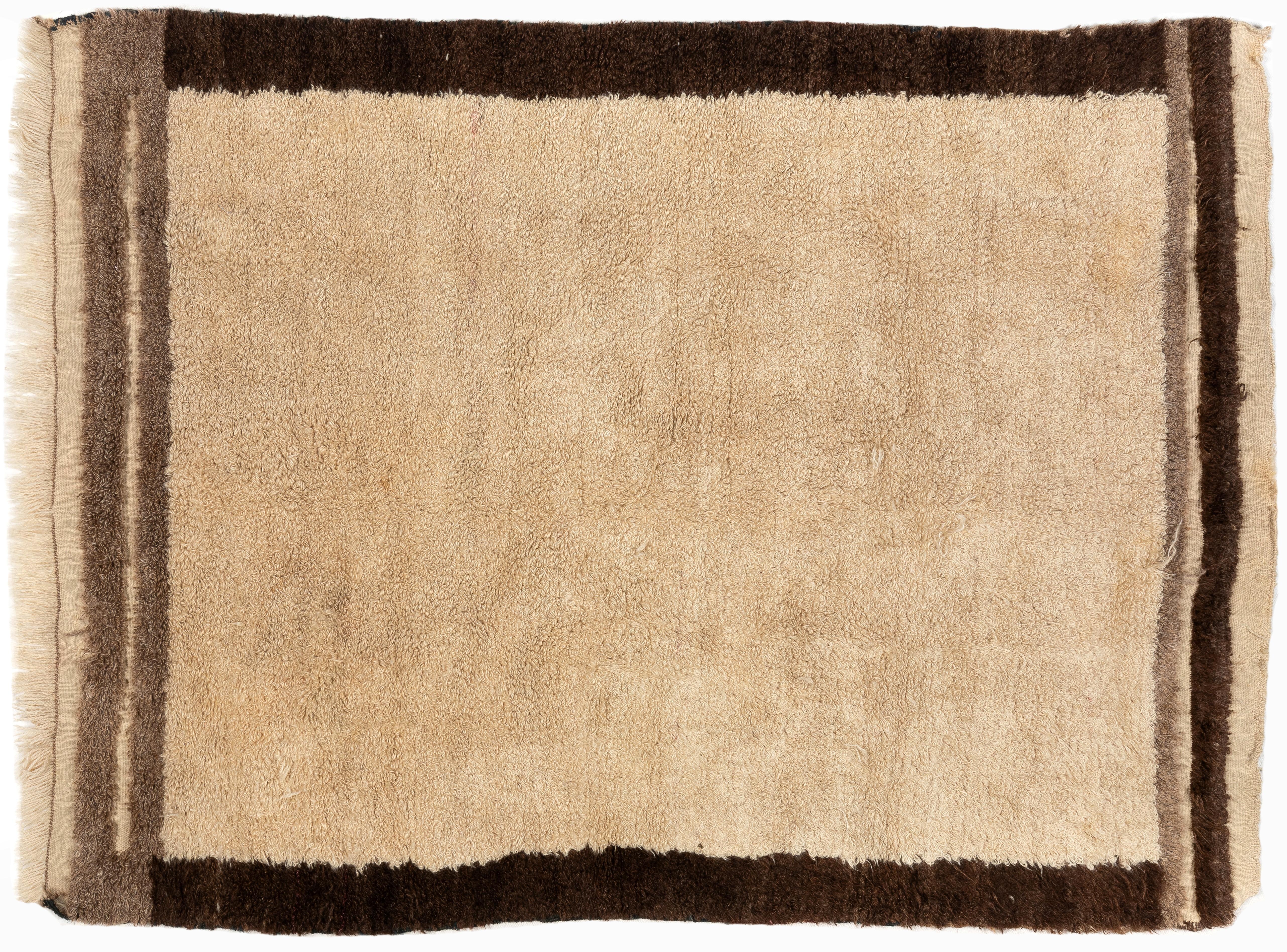 4.4x5.5 Ft Vintage Handmade Türkische Wolle Tulu Teppich in Beige mit Brown Border (Mitte des 20. Jahrhunderts) im Angebot