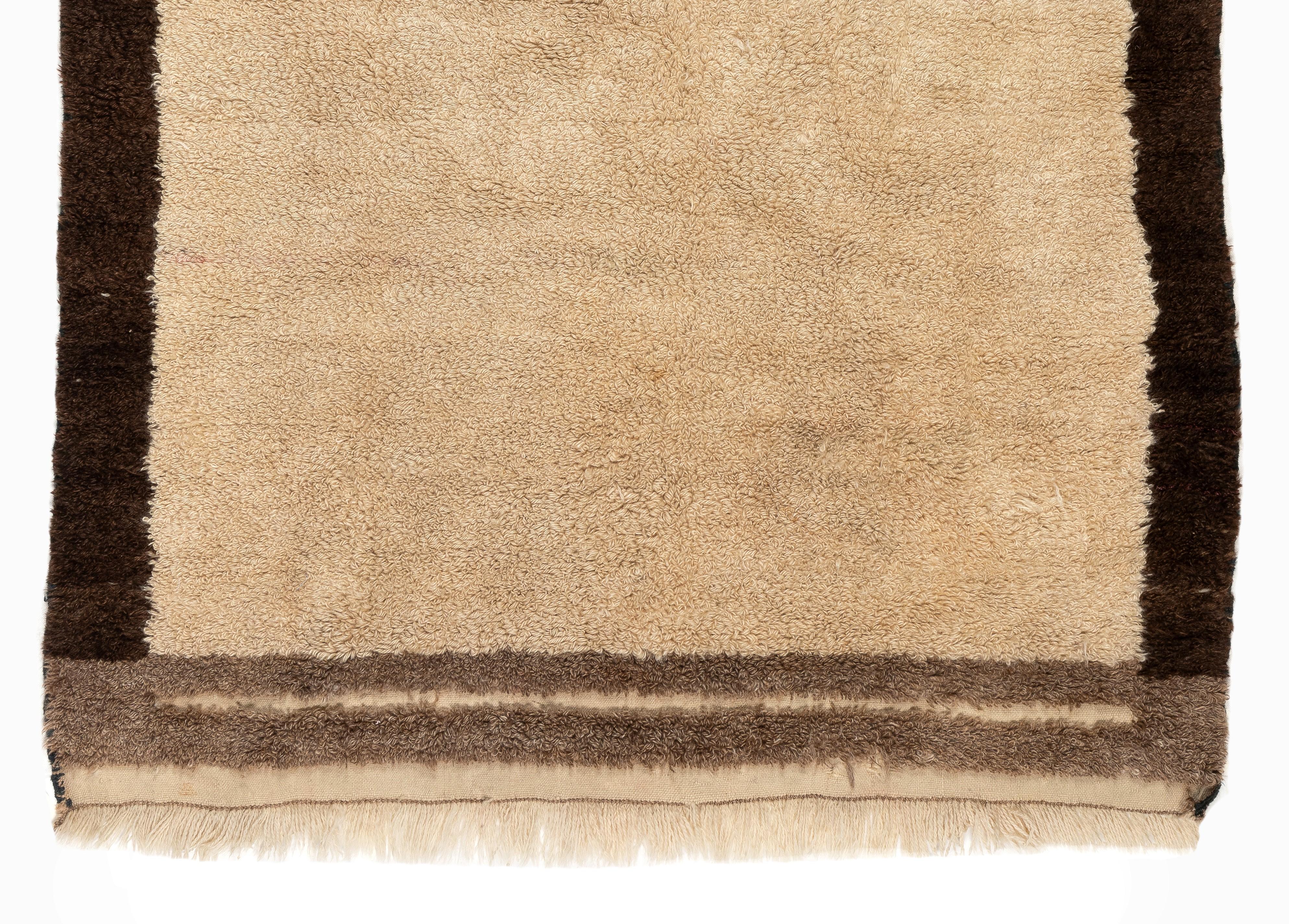 4.4x5.5 Ft Vintage Handmade Türkische Wolle Tulu Teppich in Beige mit Brown Border (Handgeknüpft) im Angebot