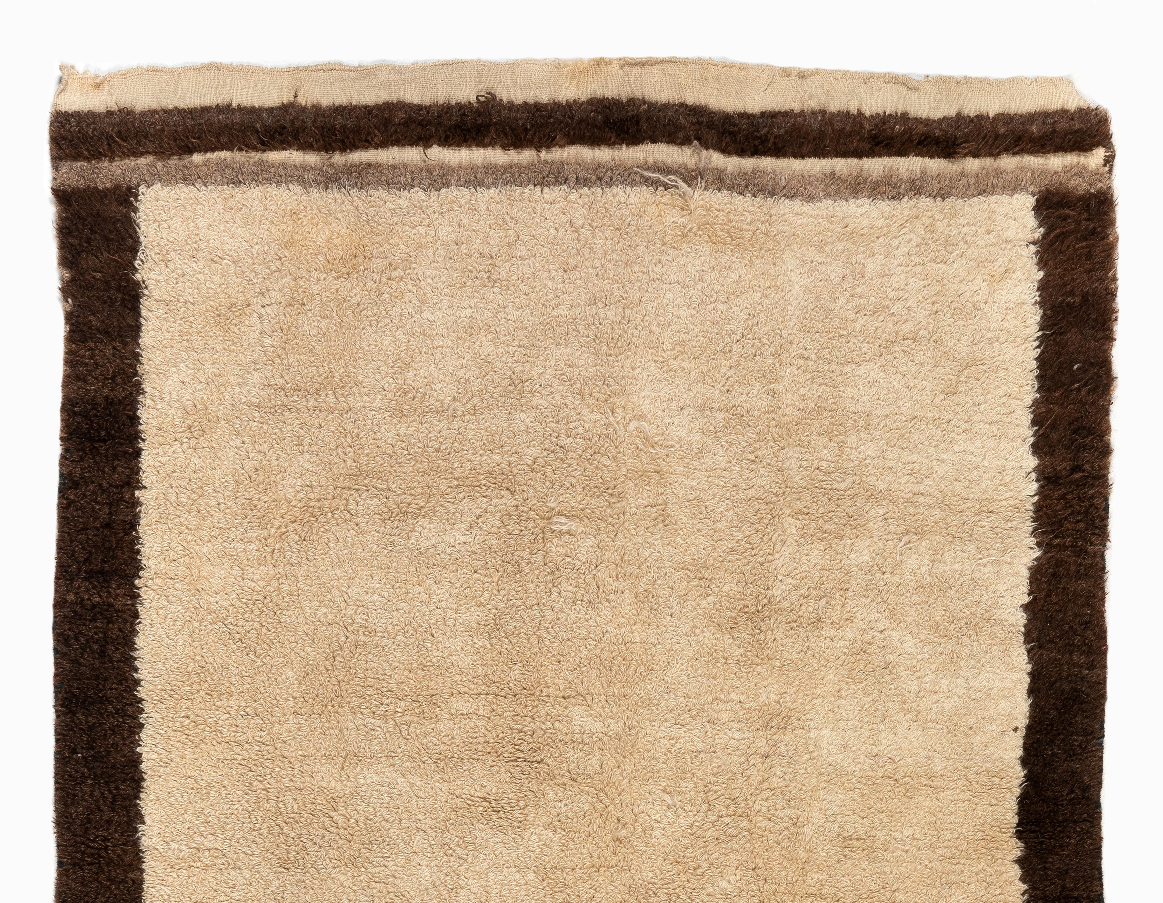 4.4x5.5 Ft Vintage Handmade Türkische Wolle Tulu Teppich in Beige mit Brown Border im Zustand „Gut“ im Angebot in Philadelphia, PA
