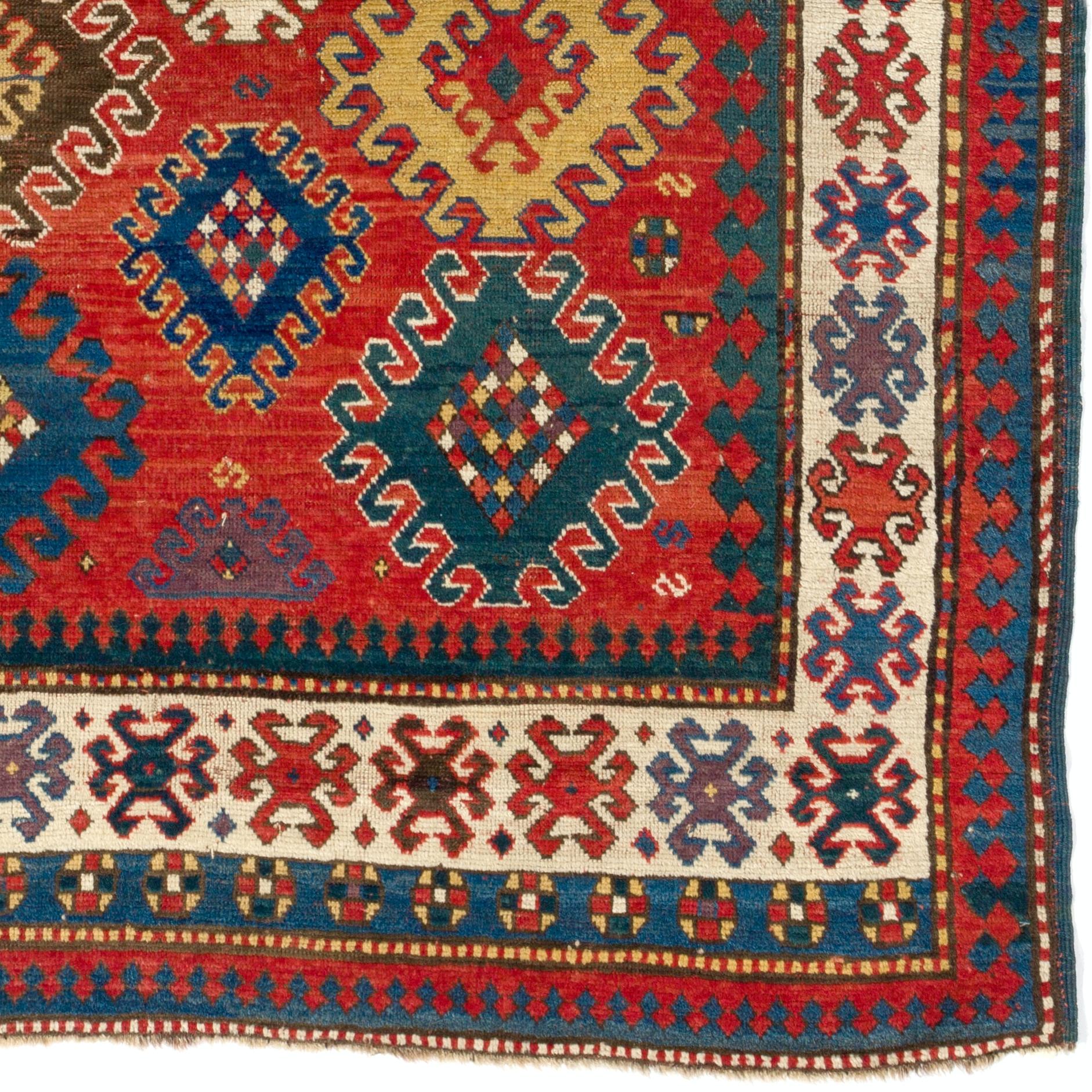 Noué à la main 4.6x6.5 Ft Antique Caucasian Kazak Rug. circa 1860. Original bon état en vente