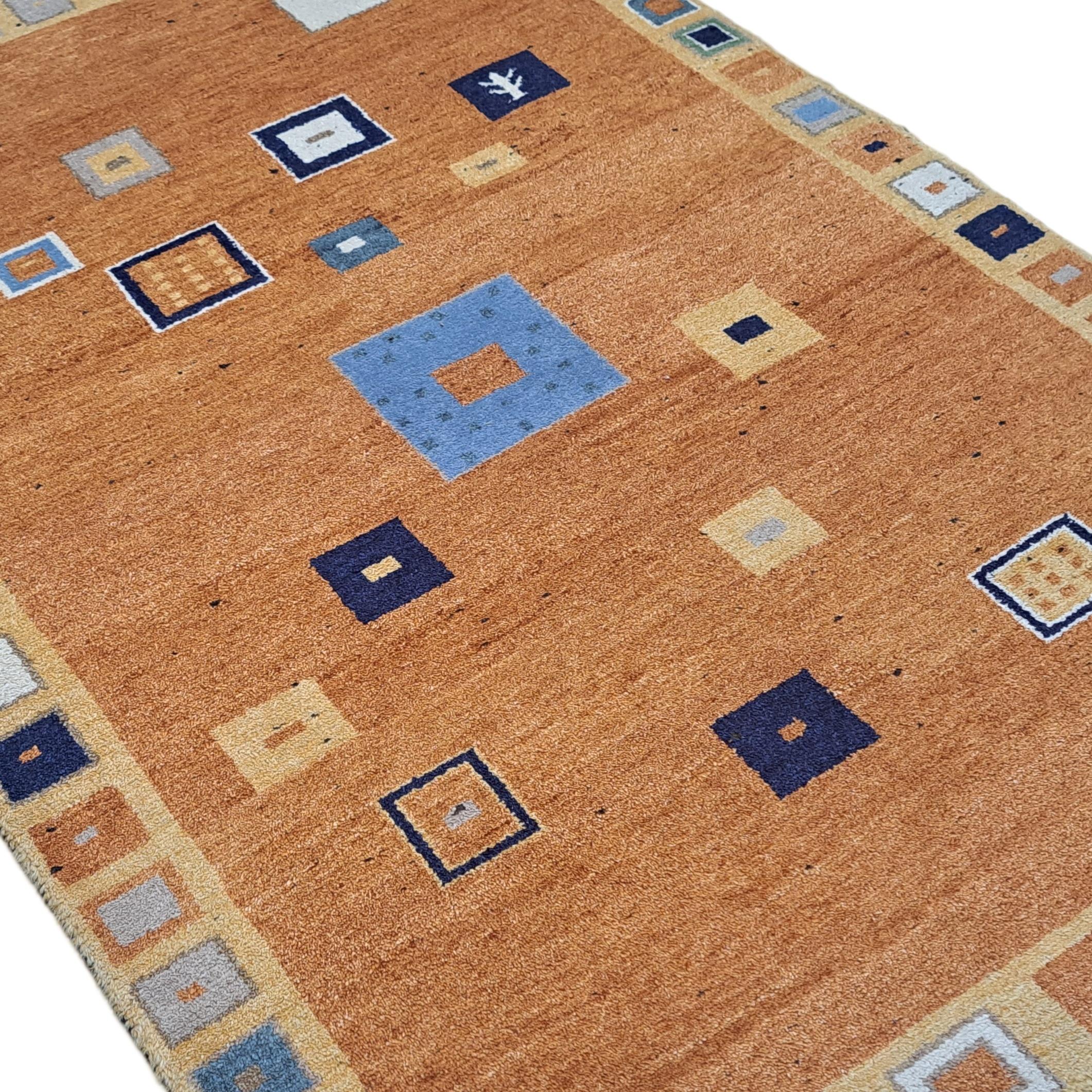 Verschönern Sie Ihren Wohnraum mit unserem modernen, handgeknüpften Teppich, der von geschickten Kunsthandwerkern in Indien aus 100% natürlicher Wolle hergestellt wird. Dieser brandneue, moderne Teppich bietet außergewöhnliche Weichheit,