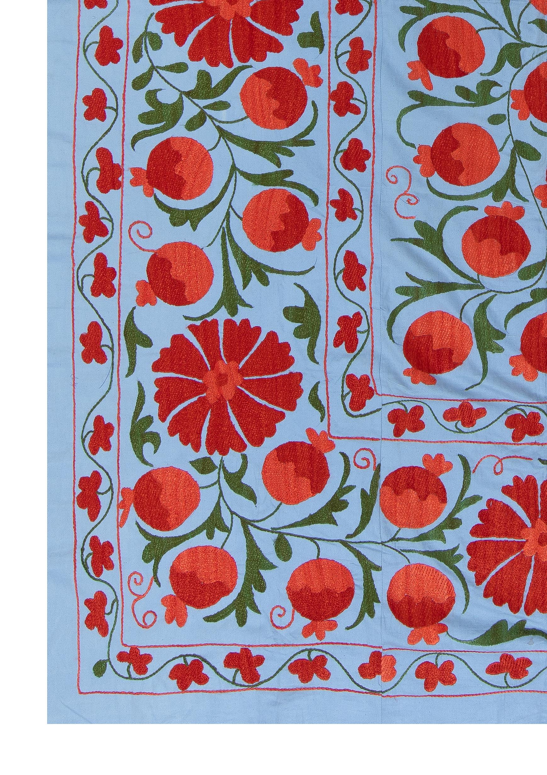 Brodé 4.6x6.6 Ft Modernity Wall Hanging, Embroidered Silk Bed Cover, Boho Wall Decor (Décoration murale Boho) en vente