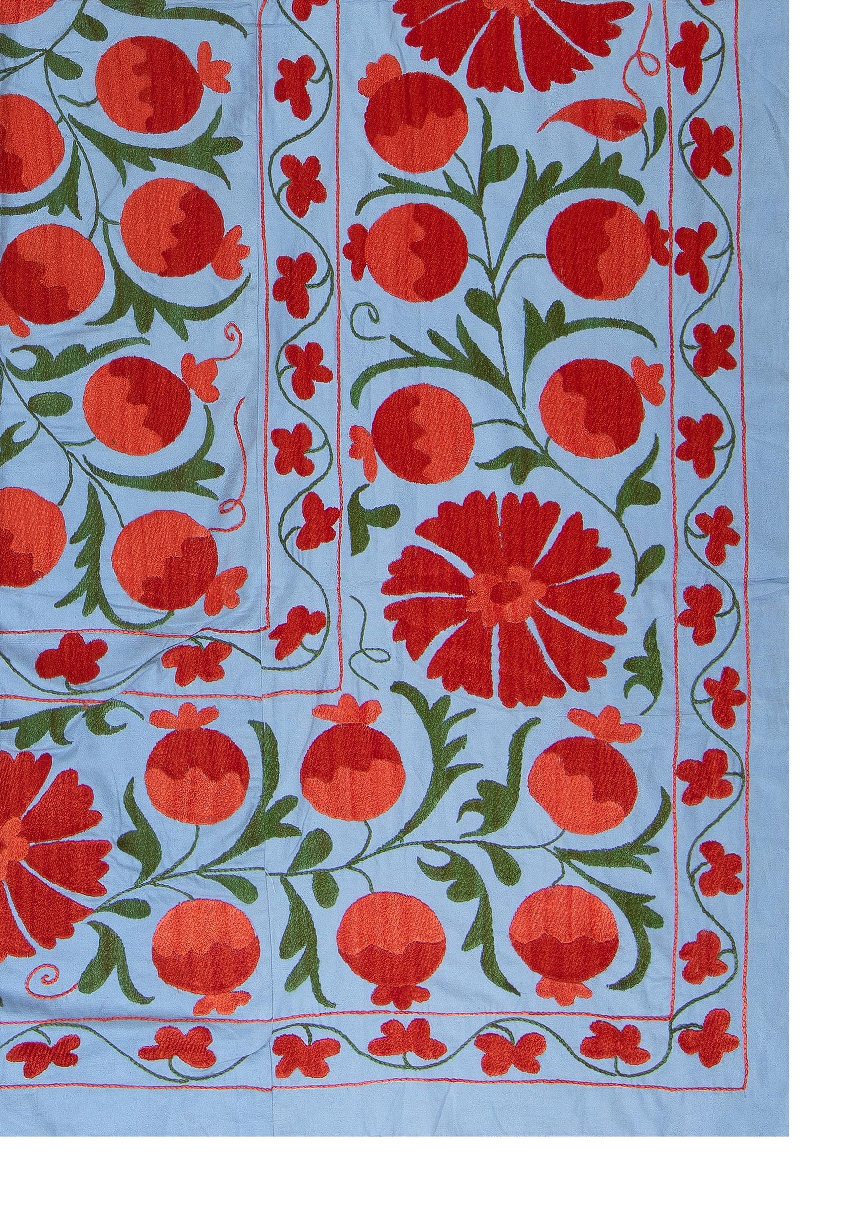 4.6x6.6 Ft Modernity Wall Hanging, Embroidered Silk Bed Cover, Boho Wall Decor (Décoration murale Boho) Neuf - En vente à Spring Valley, NY