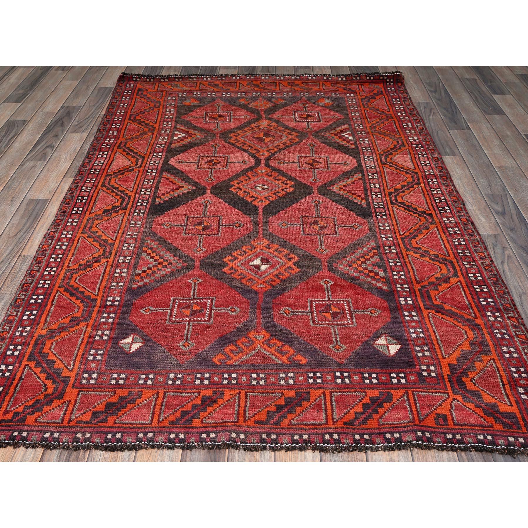 Karmesinrot, Vintage Persisch Shiraz mit geometrischem Muster, rasiert, ohne Flor, Seiten und Enden professionell gesichert, sauber, handgeknüpft, 100% Wolle, Orientteppich
Primäre MATERIALIEN: Wolle
Latex: Kein Flor 
Höhe: 0,25 Zoll
Stil: