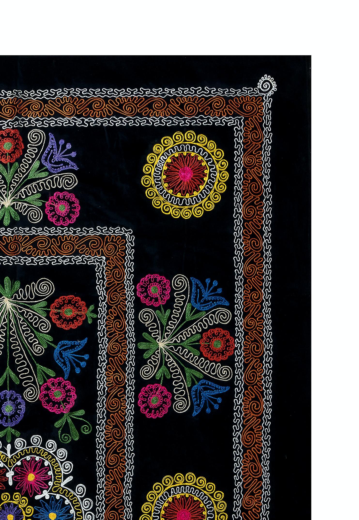 Suzani, un término de Asia Central para un tipo específico de bordado, es también el nombre más amplio de las piezas decorativas textiles enormemente populares que presentan este bordado en colores vivos con diseños florales y botánicos atrevidos y