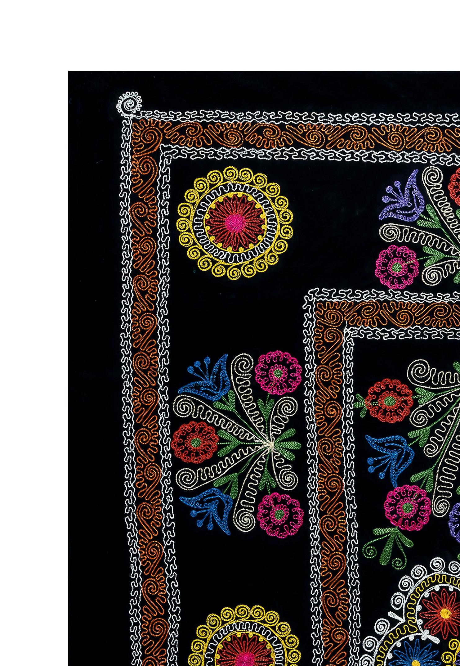 Colgante Suzani de 4,6x6,7 Pies, Cubrecama Bordado, Manta Negra, Lienzo de Seda Uzbeko en venta