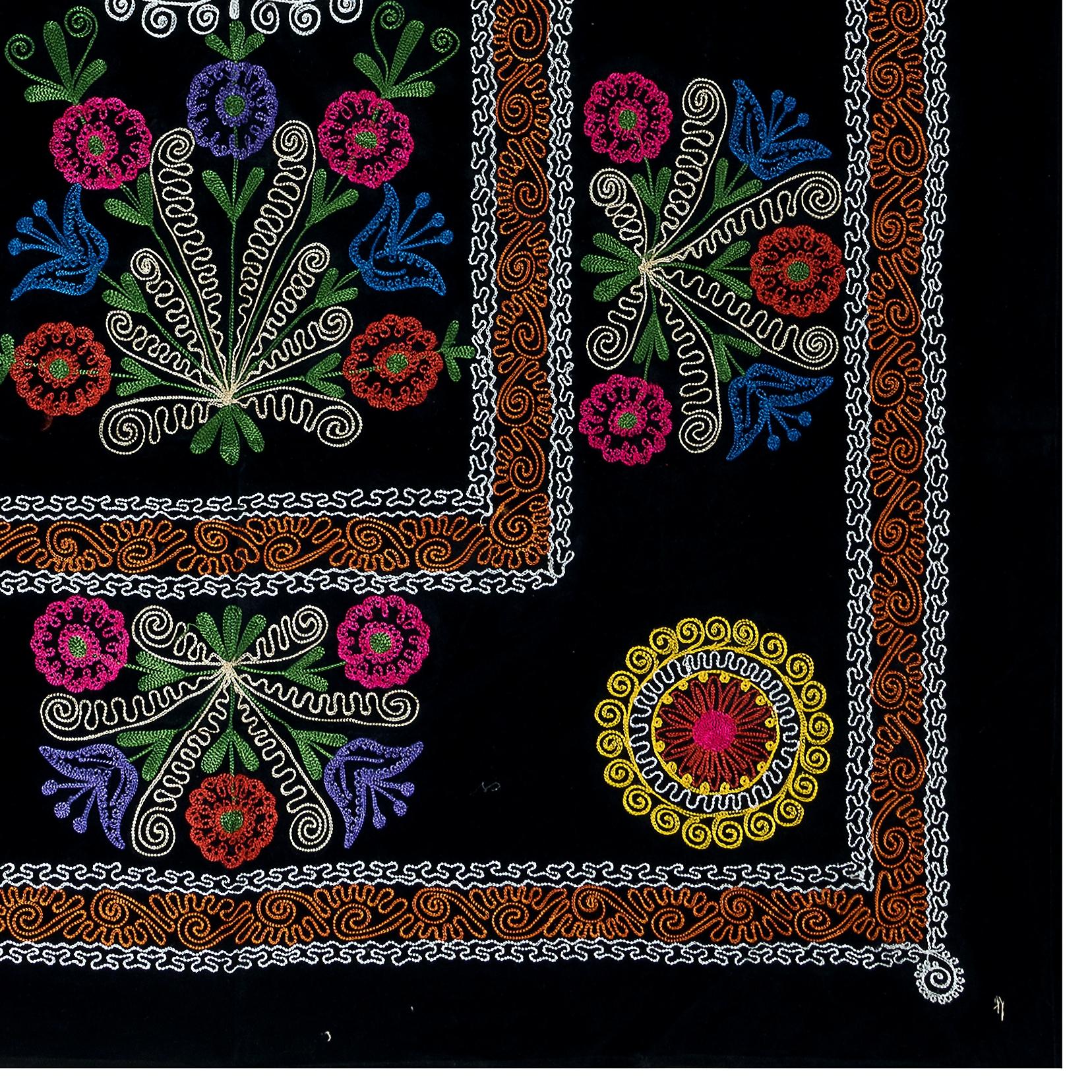 4.6x6.7 Ft Suzani Wall Hanging, Embroidered Bed Cover, Black Blanket, Silk Throw In Good Condition For Sale In Philadelphia, PA