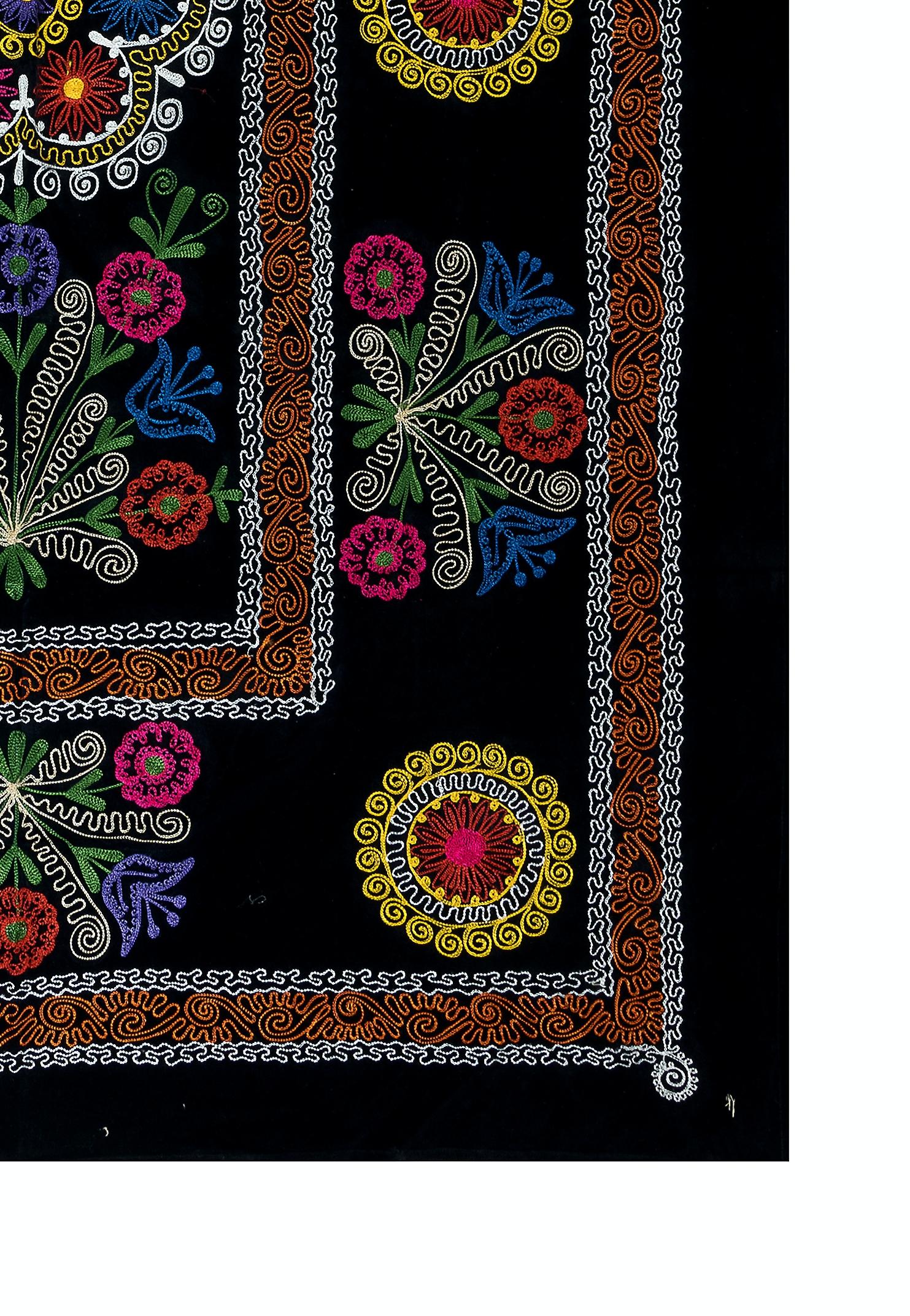 Colgante Suzani de 4,6x6,7 Pies, Cubrecama Bordado, Manta Negra, Lienzo de Seda siglo XX en venta