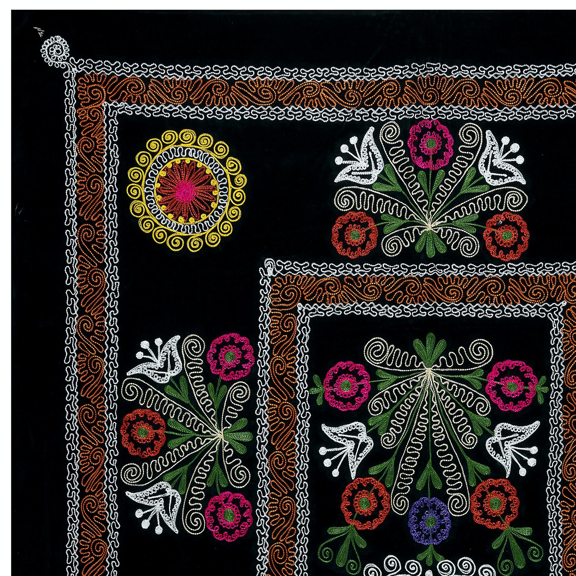 Suzani, un término de Asia Central para un tipo específico de bordado, es también el nombre más amplio de las piezas decorativas textiles enormemente populares que presentan este bordado en colores vivos con diseños florales y botánicos atrevidos y