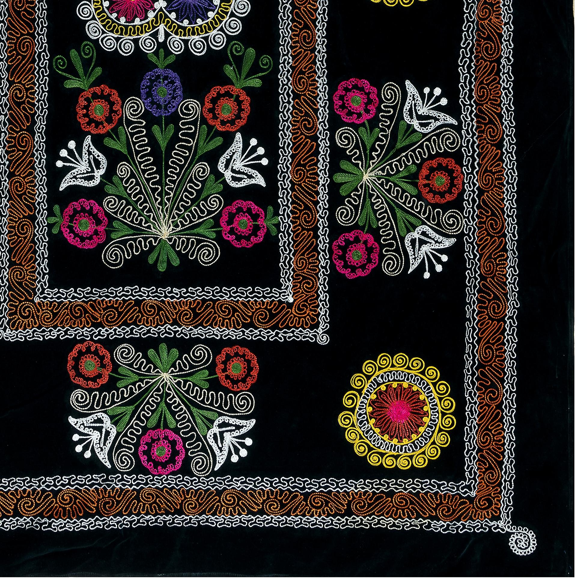 Uzbek 4.6x6.8 Ft Black Embroidered Tablecloth, Living Room Decor Silk Wall Hanging For Sale