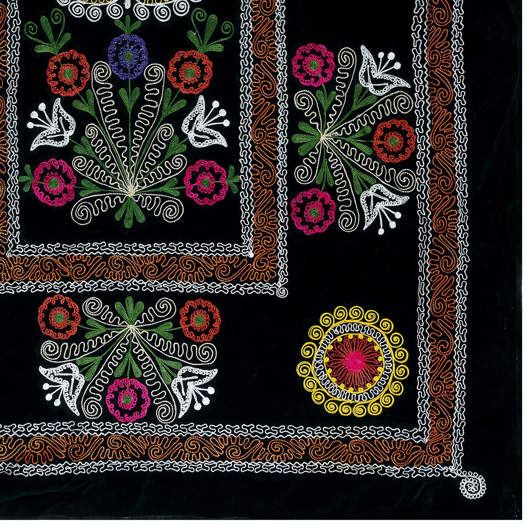Mantel Bordado Negro 4.6x6.8 Ft, Decoración de Salón Colgante de Seda para Pared Uzbeko en venta