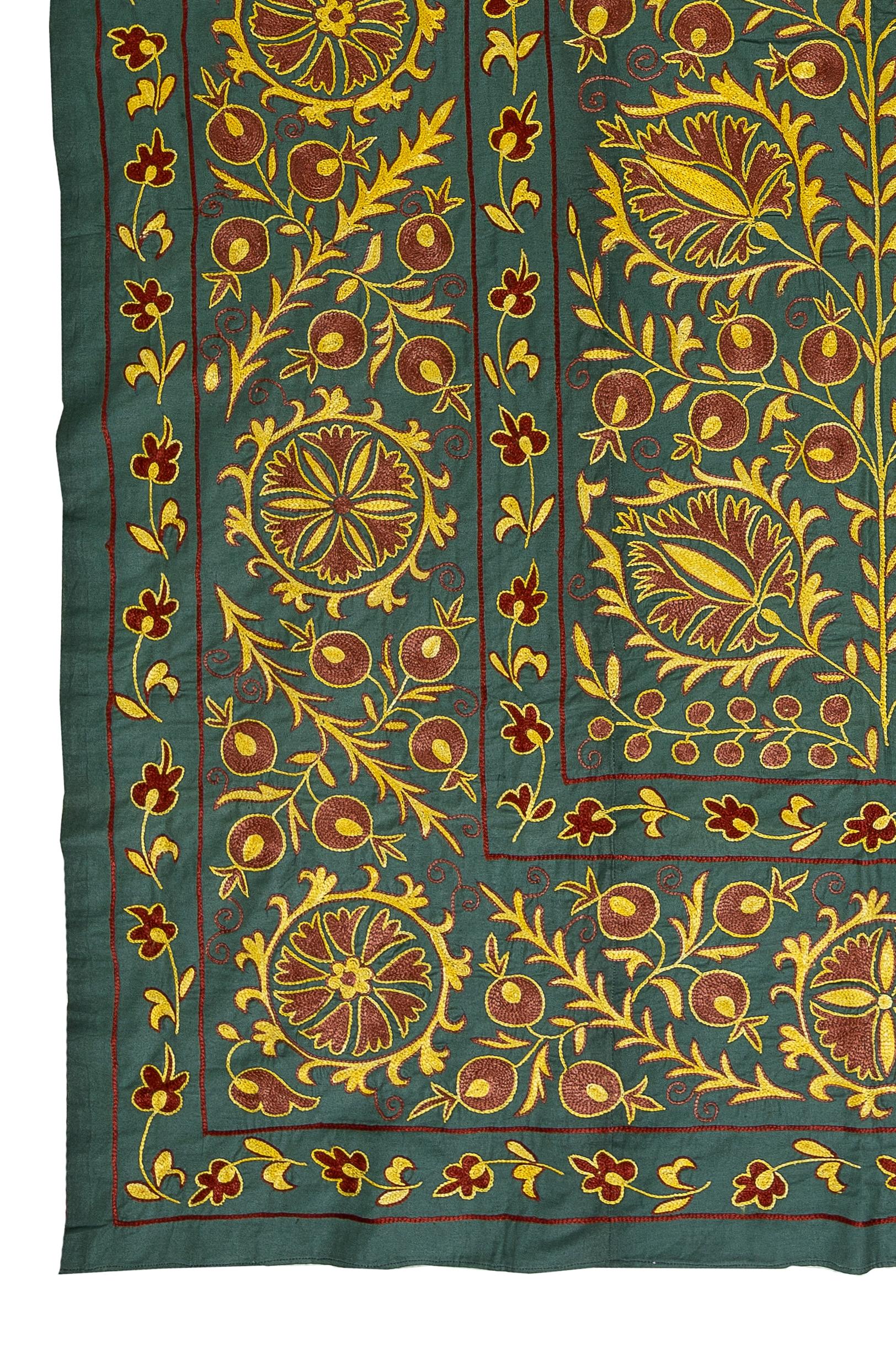 4.6x6.9 ft Silk Embroidery Wall Hanging, Modern Green Tapestry, Uzbek Wall Decor In New Condition For Sale In Spring Valley, NY