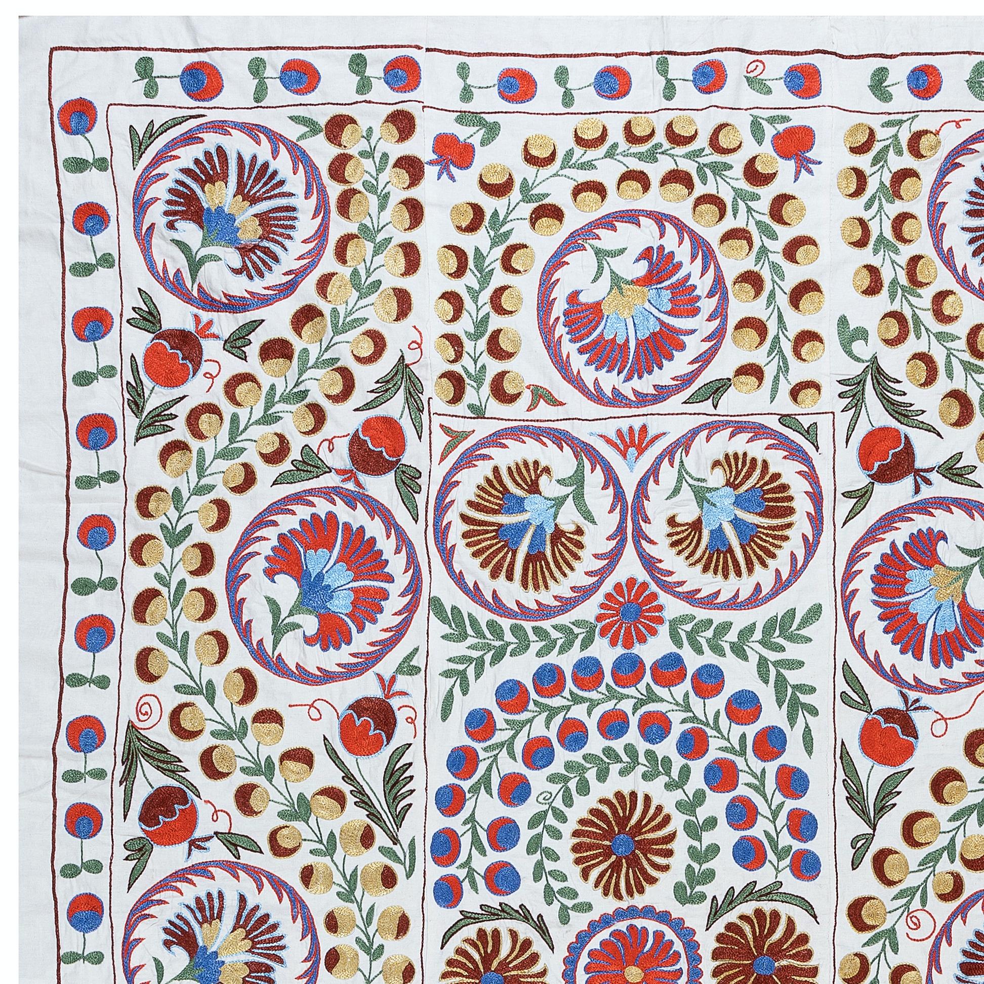 Suzani, terme d'Asie centrale désignant un type spécifique de travaux d'aiguille, est également le nom plus général des pièces textiles décoratives extrêmement populaires qui présentent ces travaux d'aiguille dans des couleurs vives avec des motifs