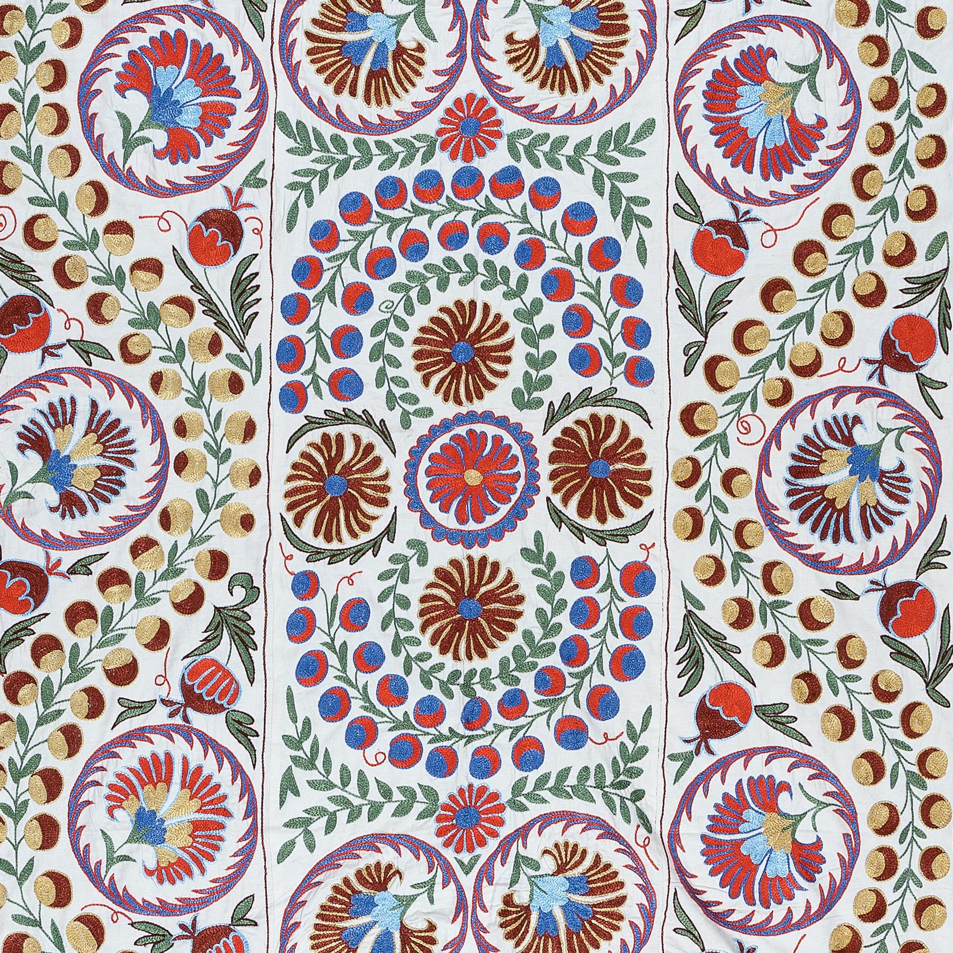 Ouzbek 4.6x7 Ft Boho Wall Decor, Needlework Wall Art, Embroidered Suzani Wall Hanging en vente