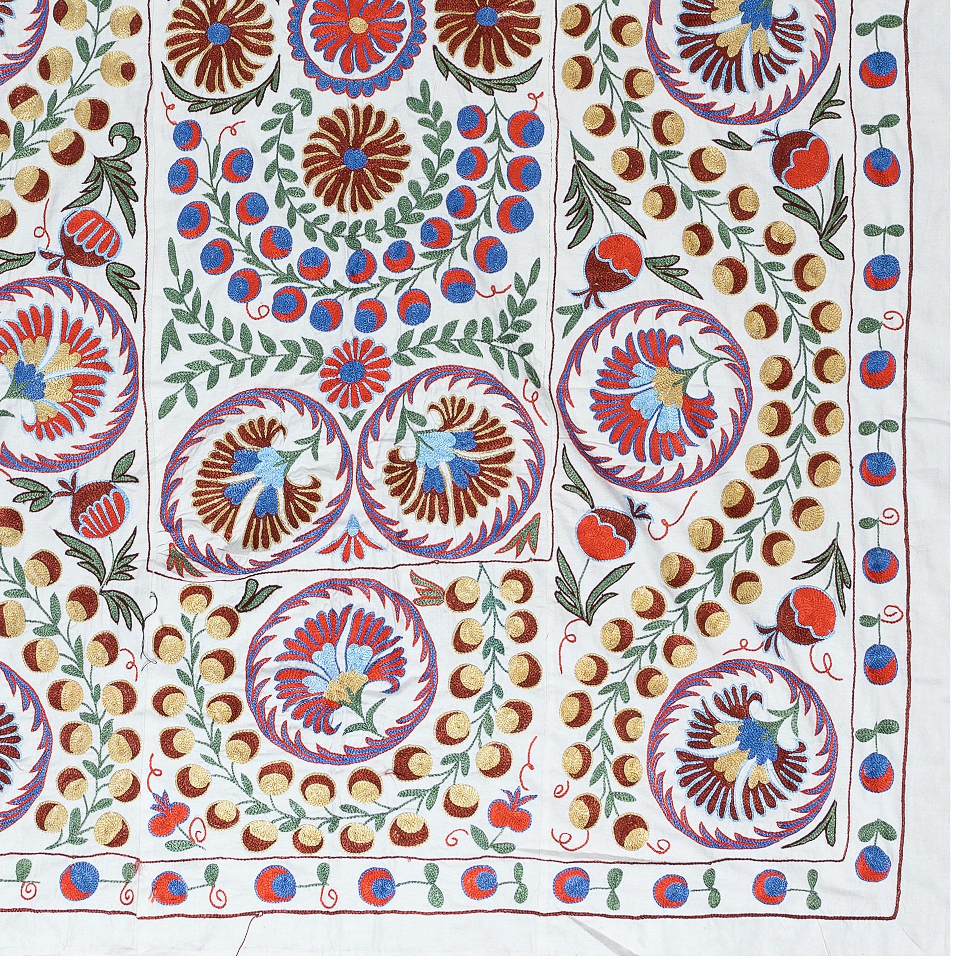 Brodé 4.6x7 Ft Boho Wall Decor, Needlework Wall Art, Embroidered Suzani Wall Hanging en vente