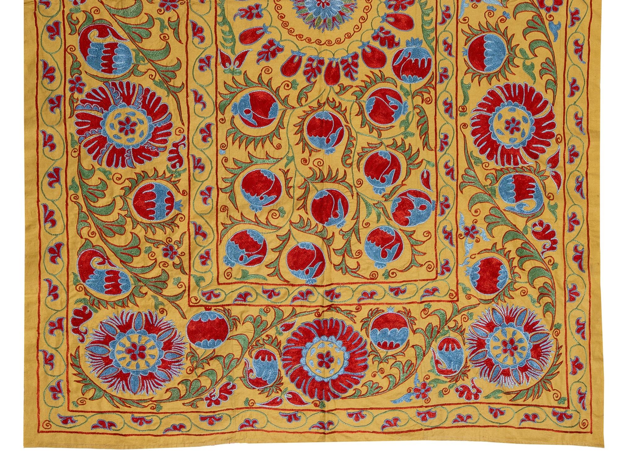 Uzbek Suzani-Wandbehang aus bestickter Baumwolle und Seide, brandneu (Usbekisch) im Angebot