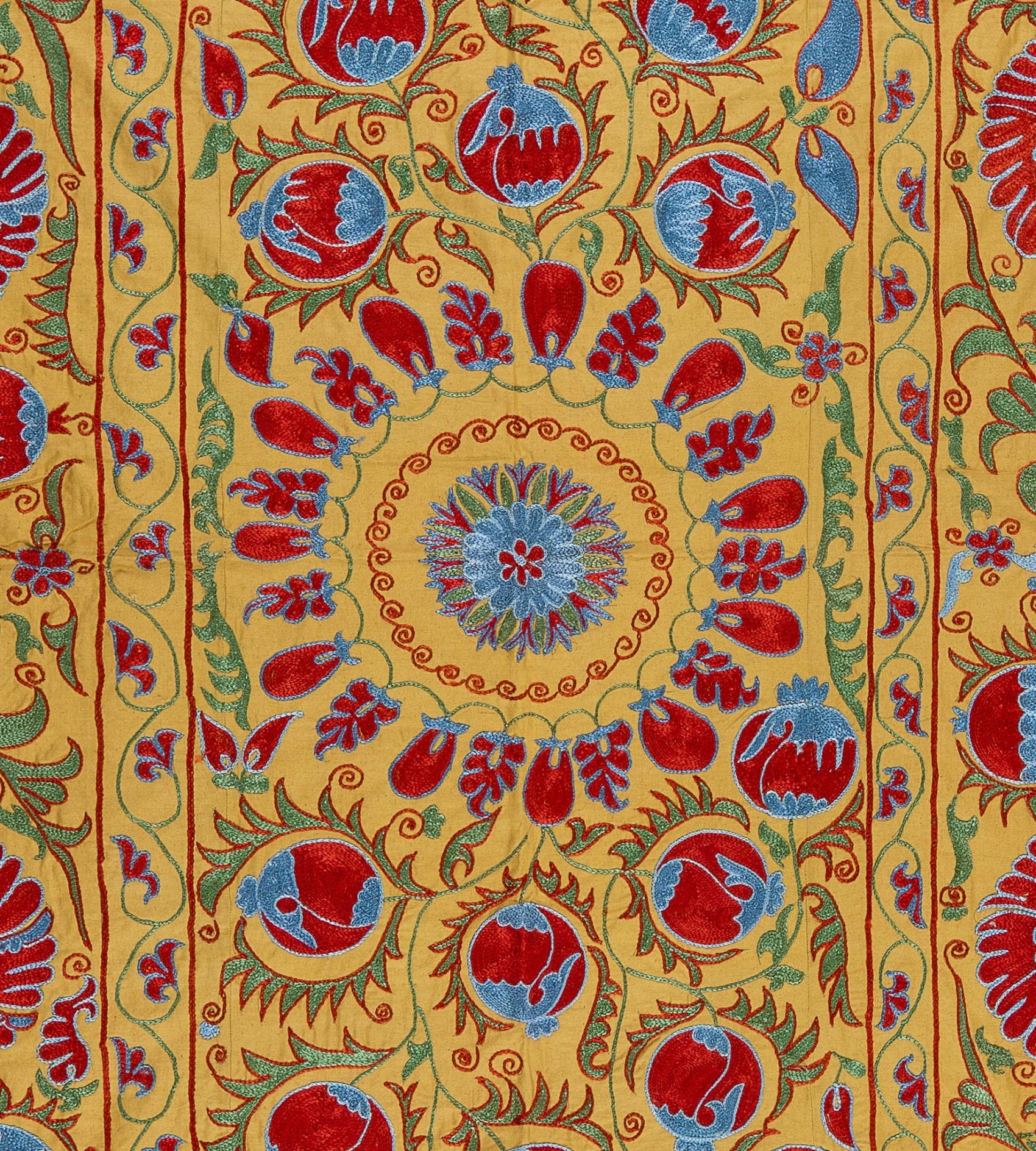 Uzbek Suzani-Wandbehang aus bestickter Baumwolle und Seide, brandneu (Bestickt) im Angebot