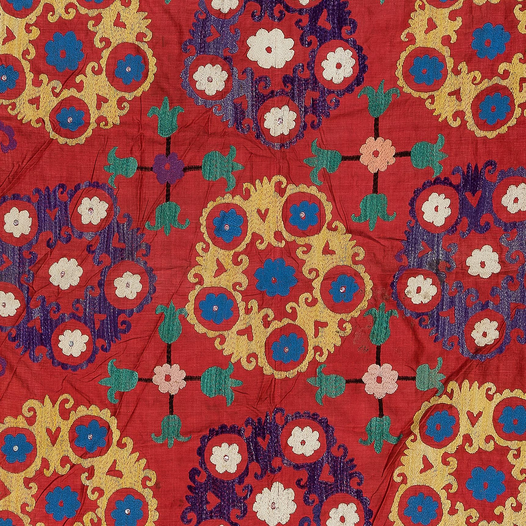 Uzbeko Copriletto con ricamo in seta vintage 4.6x7 Ft, appendiabiti da parete Uzbek Suzani, lancio rosso in vendita