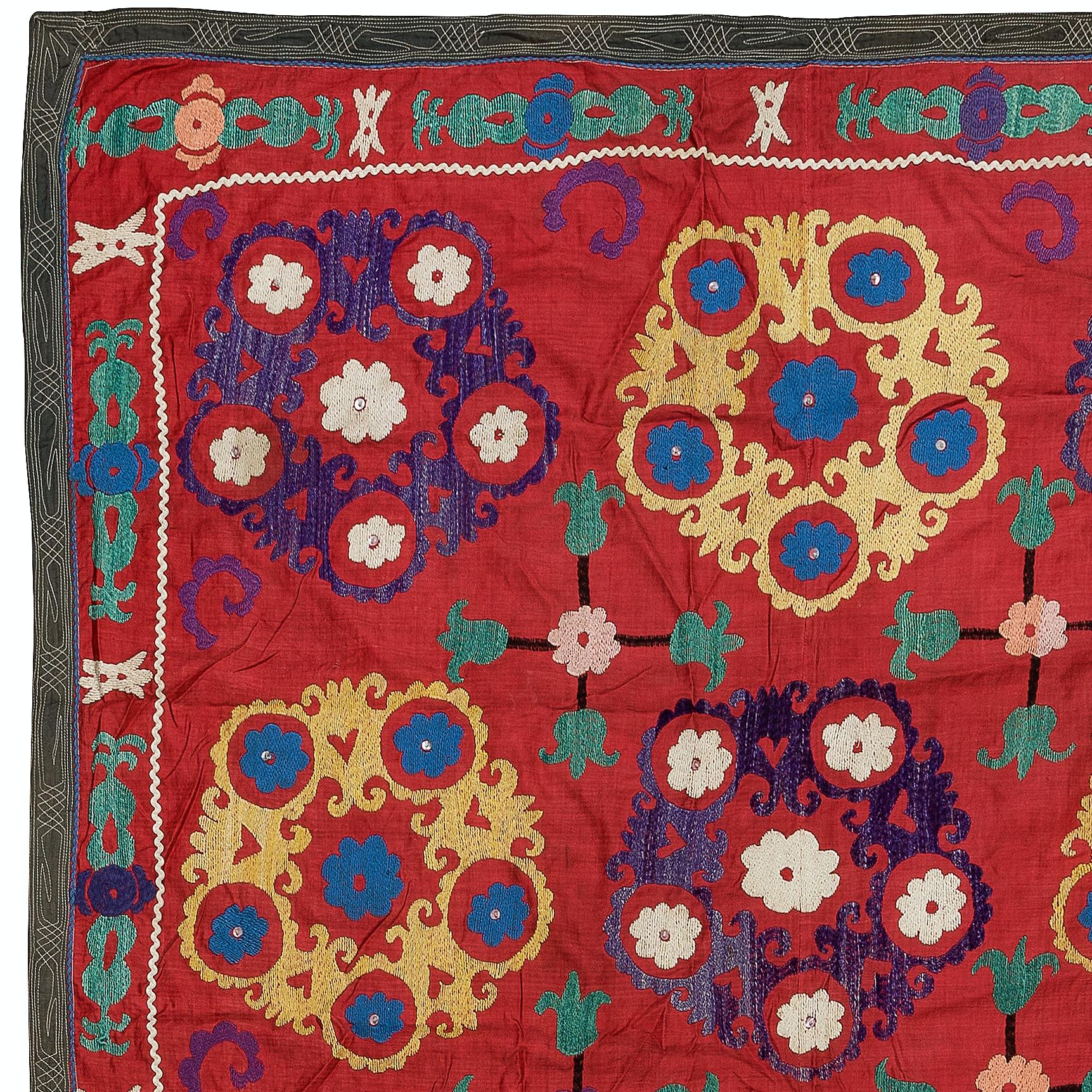Ricamato Copriletto con ricamo in seta vintage 4.6x7 Ft, appendiabiti da parete Uzbek Suzani, lancio rosso in vendita