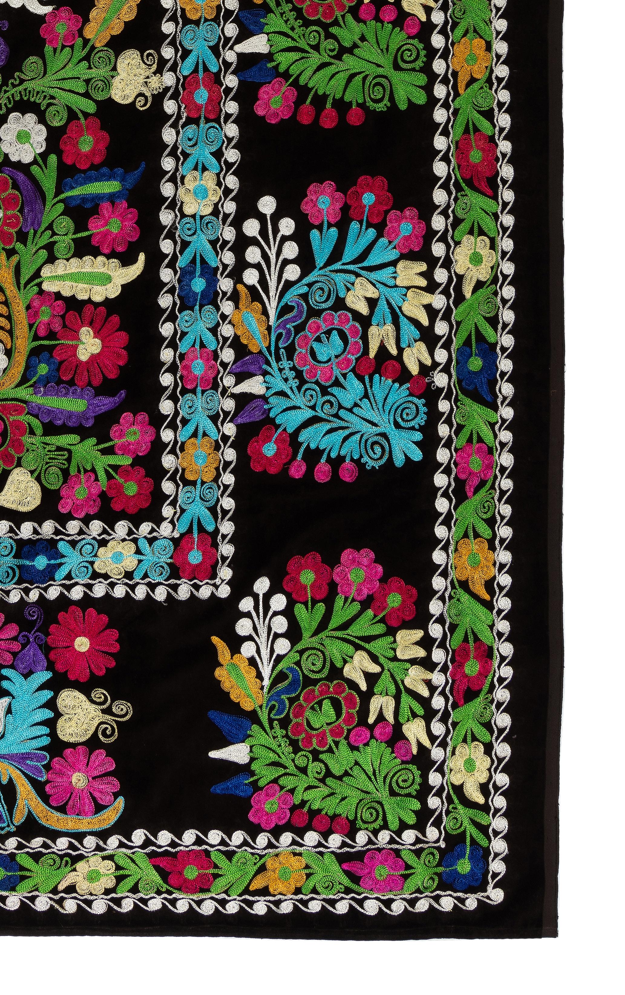 4.6x7.3 ft Silk Embroidery Wall Hanging, Black Floral Design Tapestry, Bedspread In Excellent Condition For Sale In Spring Valley, NY