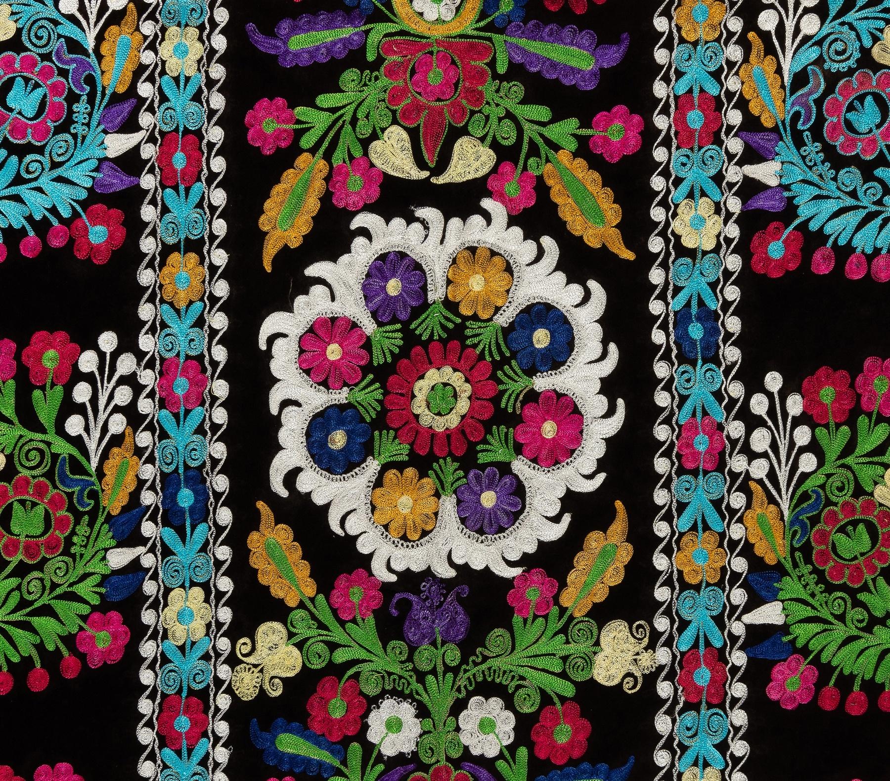 Handbestickter Suzani-Wandbehang aus Seide mit floralem Design, Vintage (Bestickt) im Angebot