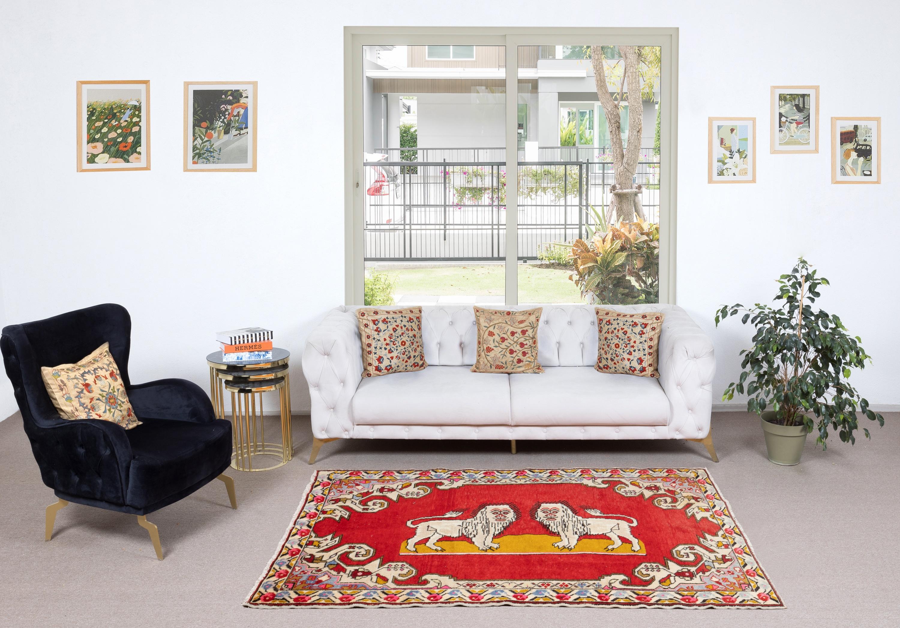 Verleihen Sie Ihrem Zuhause einen Hauch zeitloser Eleganz mit diesem traditionellen, handgeknüpften türkischen Teppich im Vintage-Stil, der aus 100 % hochwertiger Wolle gefertigt ist. Dieses exquisite Stück fängt die Essenz der traditionellen