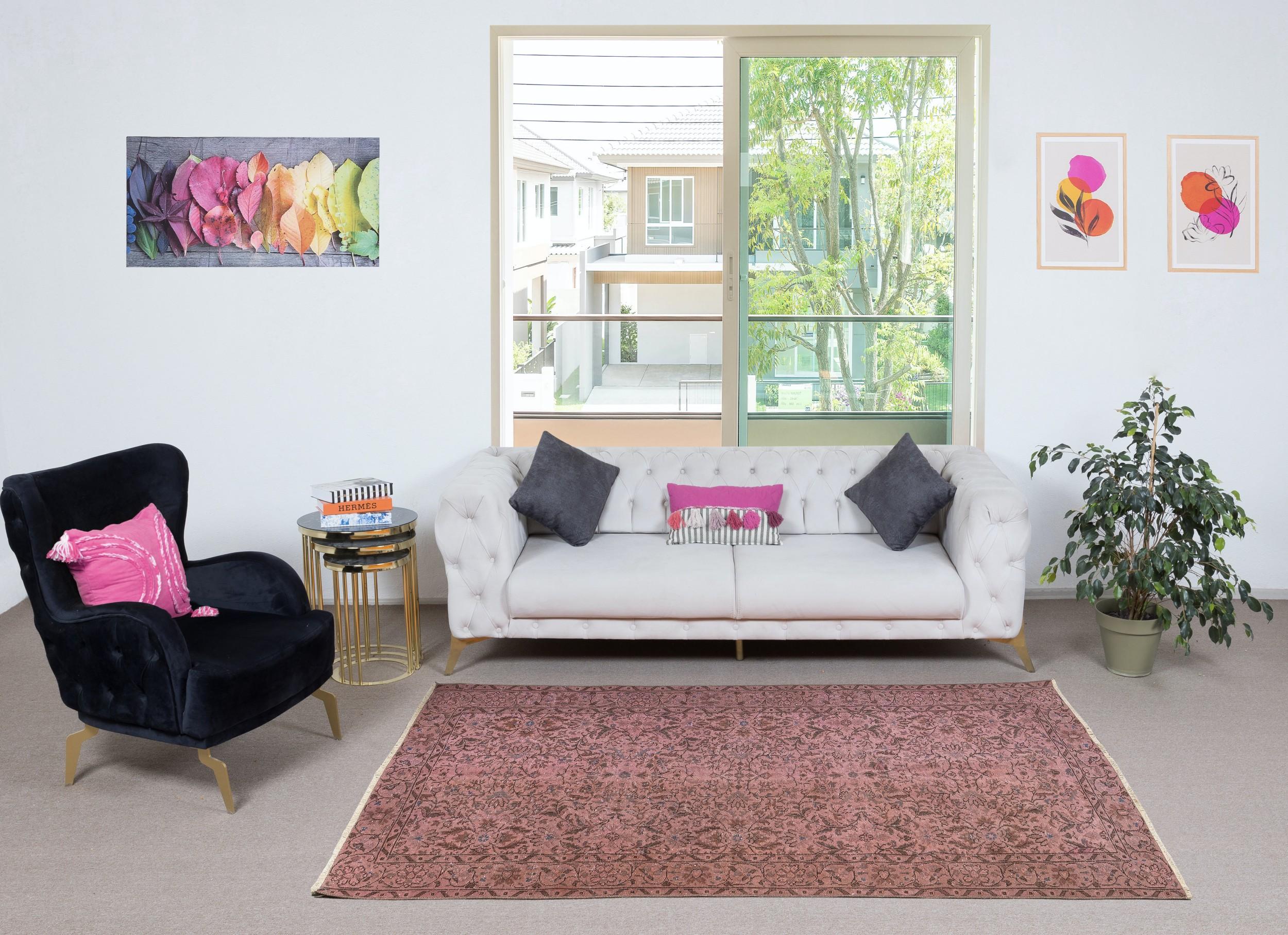 Nos tapis surteints sont tous des pièces vintage nouées à la main qui sont recréées dans notre atelier pour répondre à un plus large éventail de choix de décoration intérieure, du moderne au côtier, de l'industriel au rustique/cottage. Ces tapis