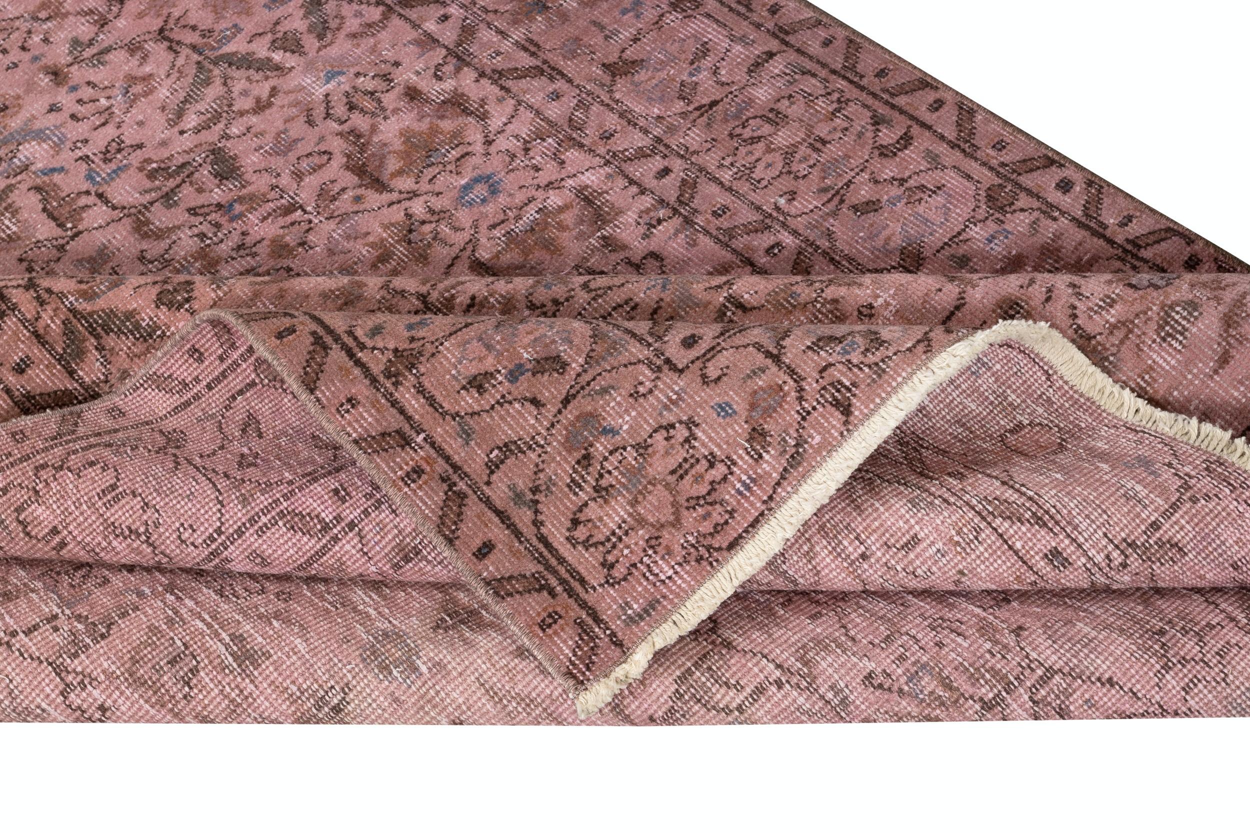 Moderne 4.6x7.5 Ft Contemporary Floral Patterned Area Rug in Pink. Noué à la main en Turquie en vente